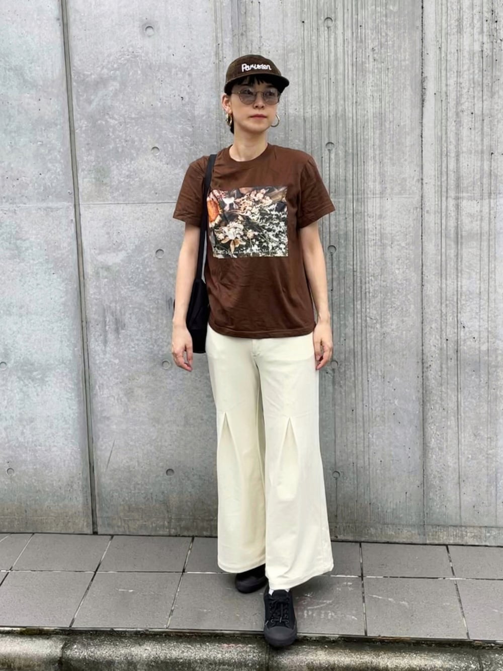 「秋のコーデ、オリジナルTシャツ、ホワイトパンツ、キャップ、シンプルスタイル、Tシャツ、オトナカジュアル、ママファッション、30代、高身長女子、秋服準備はじめました、5knot、フープピアス、UNIQLO、スニーカーコーデ」｜「UNIQLOのアイテム（スニーカー、ブラック系）」を使った、菅千代美(すがちよみ)さん（レディース・170cm）の秋コーディネートの1枚目の写真