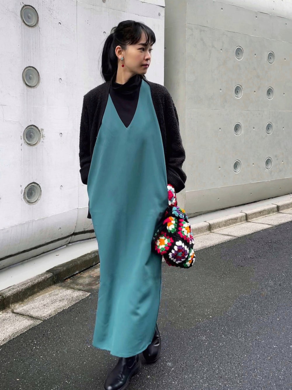 「だから秋服が好き、カーキ、カーディガン、aic、ロングワンピース、グリーン、GU、グラニースクエア、ハンドメイド、オトナ女子、厚底シューズ、タートルネック、プチプラ、ワンピース、ポニーテール」｜「AIC.のVネックポケット付きジャンパースカート（ワンピース、グリーン系）」を使った、菅千代美(すがちよみ)さん（レディース・170cm）の秋コーディネートの1枚目の写真