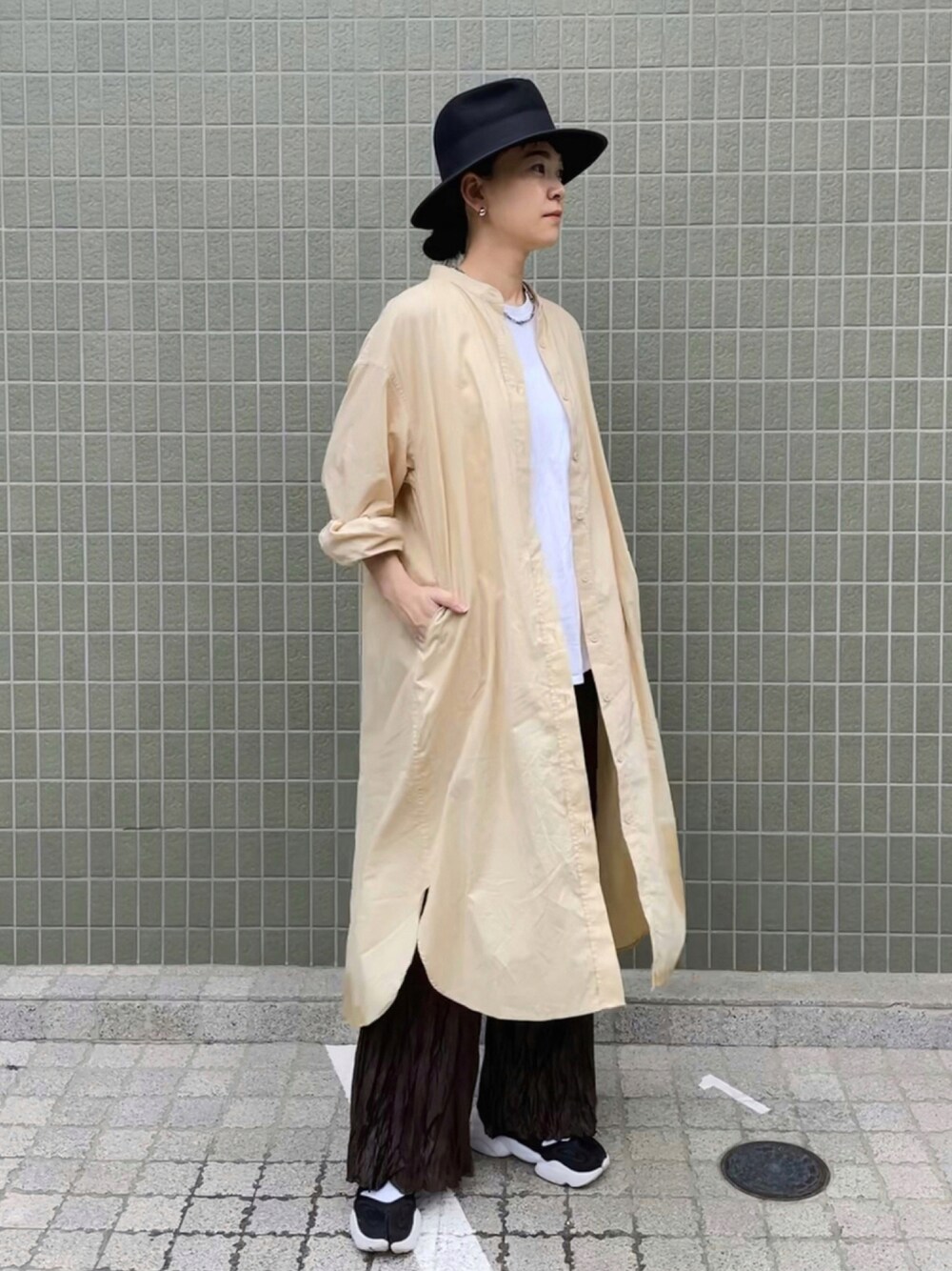 「秋のコーデ、ベージュ、シャツワンピース、UNIQLO、ハットコーデ、パンツスタイル、秋トレンド2021、くすみカラー、オトナカジュアル、ロングスカート、ワントーンコーデ、高身長女子、スニーカーコーデ、シャツワンピ、ブラウンコーデ」｜「capasdesignのMADE IN USA  capas design（ハット、ブラック系）」を使った、菅千代美(すがちよみ)さん（レディース・170cm）の秋コーディネートの1枚目の写真