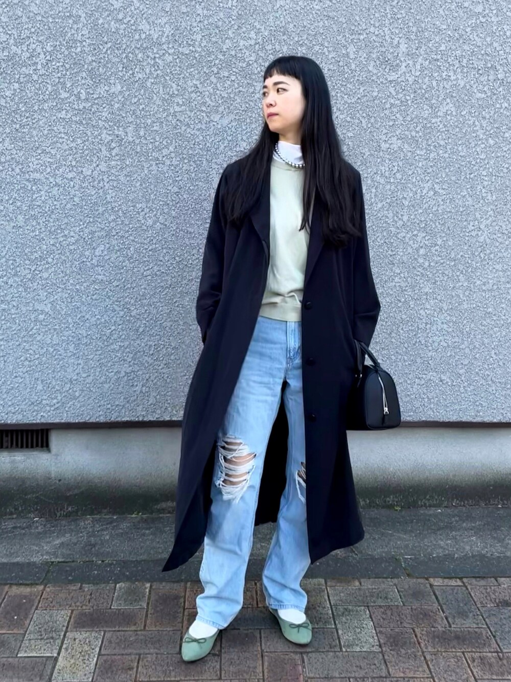 「ダメージデニムパンツ、UNIQLO、ユニクロ、古着MIX、ロングコート、ミントグリーン、ピスタチオ、春コーデ、きれいめカジュアル、パンツスタイル、バレエシューズ、プチプラコーデ、ママコーデ、30代」｜「AcureZのアイテム（パンプス、グリーン系）」を使った、菅千代美(すがちよみ)さん（レディース・170cm）の冬コーディネートの1枚目の写真