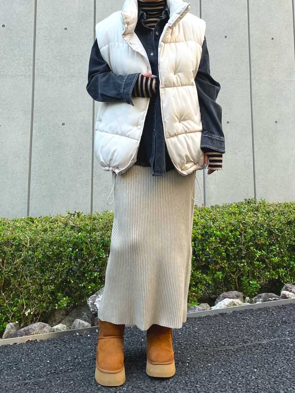 「冬アウター、休日スタイル、クリスマスに着たい服、クリスマスコーデ、きれいめカジュアル、ロングスカート、タートルネック、デニムシャツ、レイヤードスタイル、リブニット、タイトスカート、ニットスカート、ANAP、ムートンブーツ、冬コーデ」｜「ANAPのラメ糸リブニットスカート【セットアップ対応】（スカート、ベージュ系）」を使った、Airiさん（レディース・163cm）の冬コーディネートの1枚目の写真