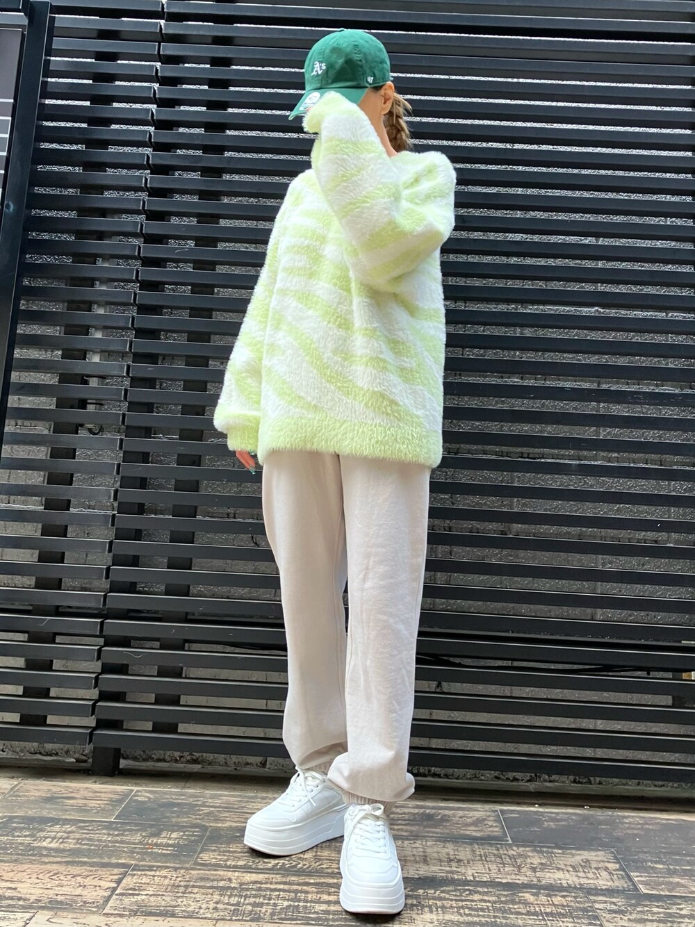 「ファッションを楽しもう、スウェット、スウェットパンツ、シャギーニット、ゼブラ柄、ストリート、スポーツミックス、ラフ、ストリートカジュアル、カジュアルコーデ、ANAP、リラックススタイル、休日スタイル、秋冬コーデ、キャップ」｜「ZARAのアイテム（スニーカー、ホワイト系）」を使った、Airiさん（レディース・163cm）の秋コーディネートの1枚目の写真