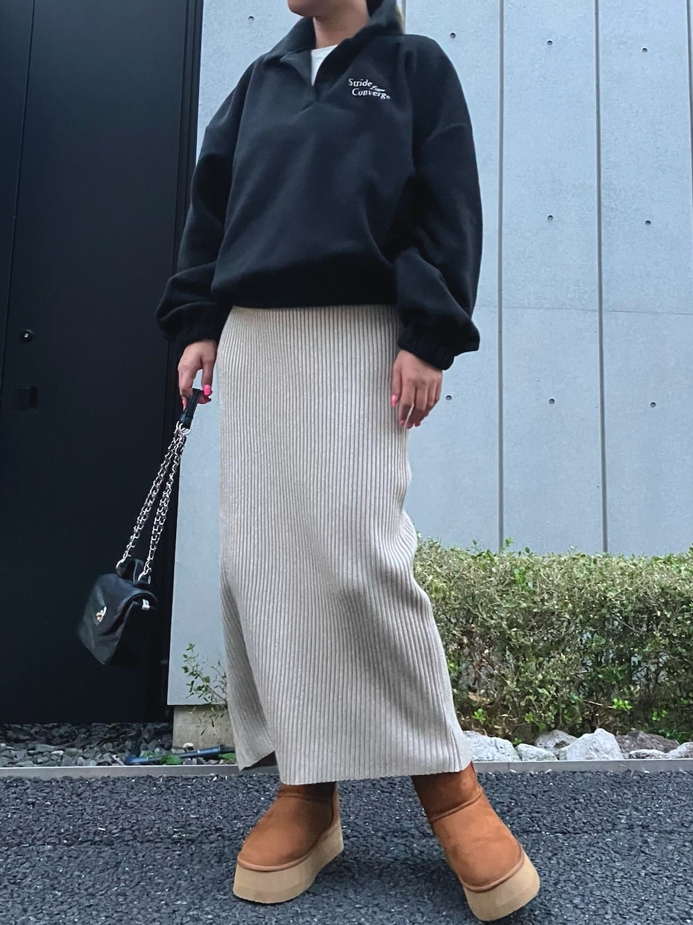 ホワイト系のTシャツ/カットソー、ブラック系のスウェット、ベージュ系のブーツを着用したレディースの秋コーディネートの1枚目の写真