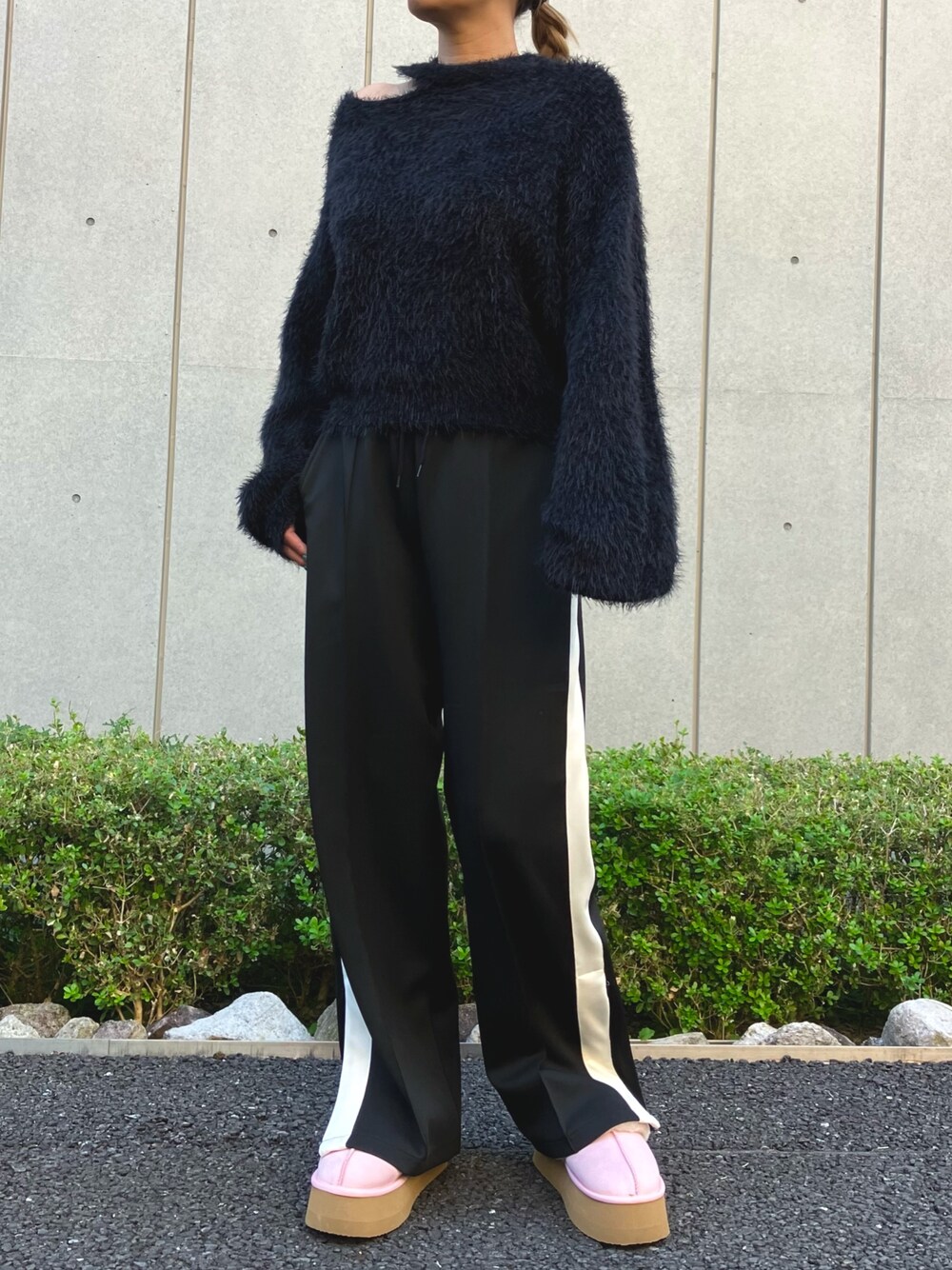 「シャギーニット、ファッションを楽しもう、ニット、冬コーデ、トラックパンツ、ラインパンツ、ムートンブーツ、スリッポン、ANAP、大人カジュアル、ストリートカジュアル、秋冬コーデ、パンツスタイル、ラフ、ラフコーデ」｜「ANAPのフェザーヤーンカットアウトニットトップス（ニット/セーター、ブラック系）」を使った、Airiさん（レディース・163cm）の秋コーディネートの1枚目の写真