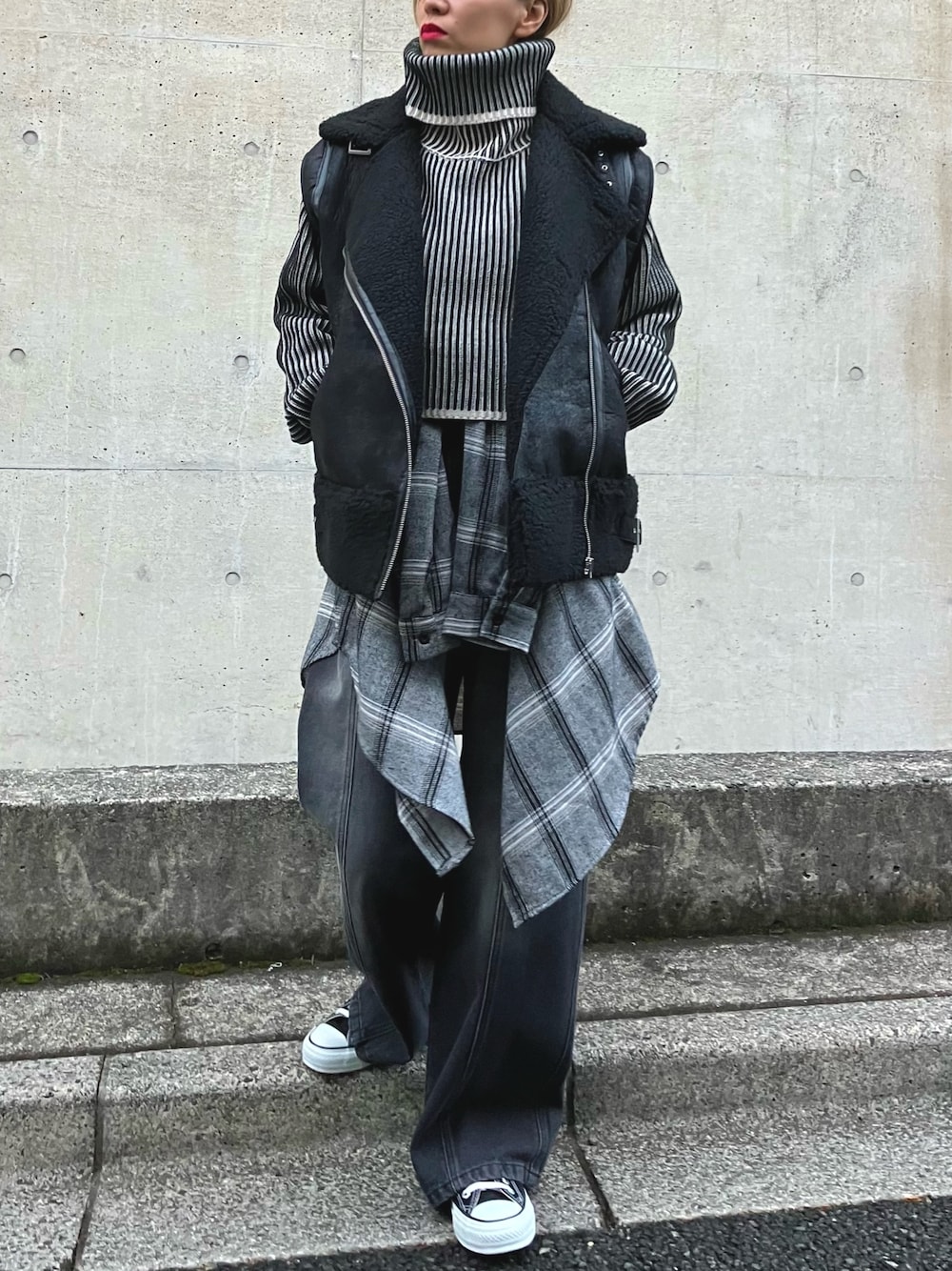 「タートルネック、冬アウター、休日スタイル、ニット、デニムパンツ、チェック、チェックシャツ、ムートンジャケット、２ＷＡＹ、ANAP、大人カジュアル、カジュアルコーデ、冬コーデ、ワントーンコーデ、着回しコーデ」｜「ANAPの2WAYフェイクムートンライダースジャケット（ムートンコート、ブラック系）」を使った、Airiさん（レディース・163cm）の冬コーディネートの1枚目の写真