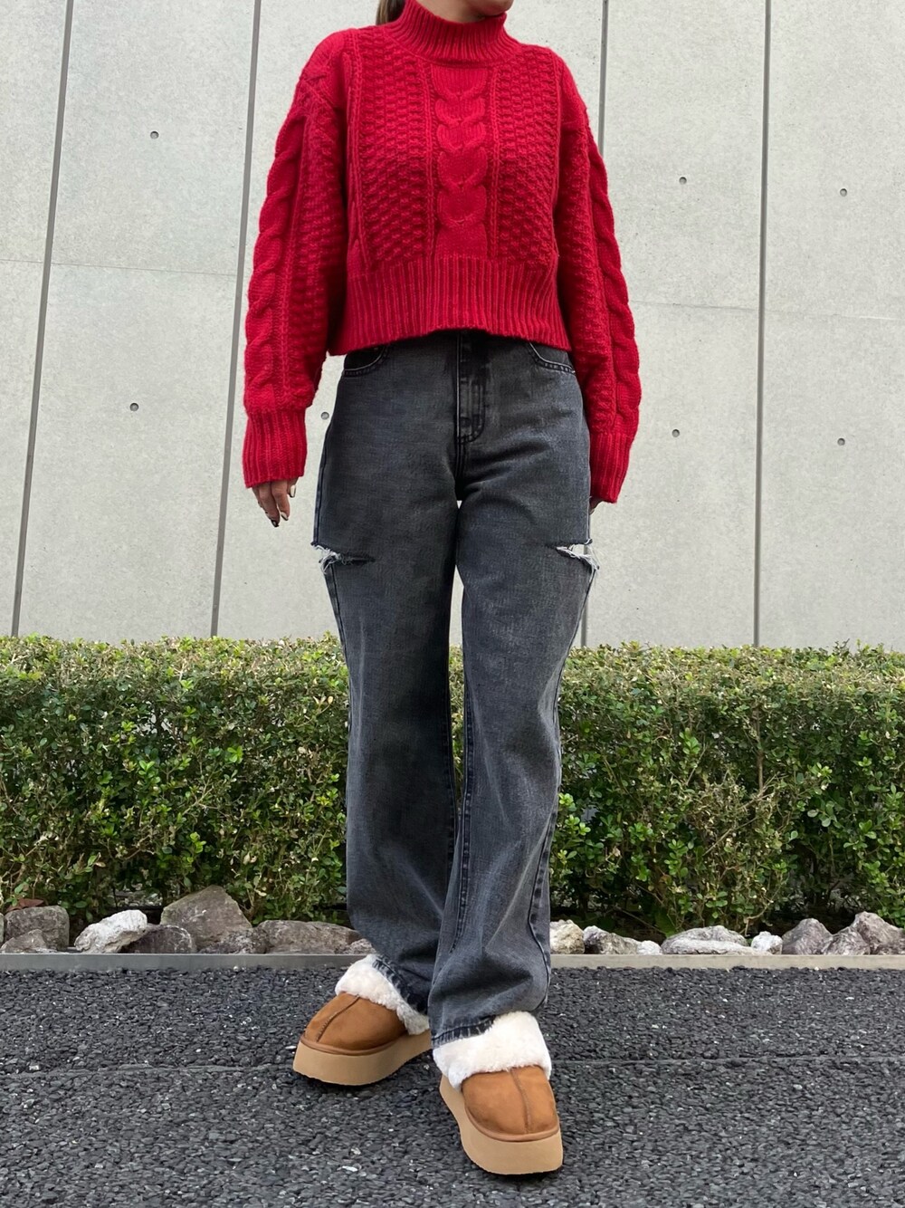 「赤、お出かけコーデ、カジュアルコーデ、オトナ女子、冬ファッション、デニム、冬コーデ、ケーブルニット、ニット、大人カジュアル、ANAP、ムートンブーツ、スリッポン、ハイウエスト、デニムパンツ」｜「ANAPのケーブル編みハイネックニット（ニット/セーター、レッド系）」を使った、Airiさん（レディース・163cm）の冬コーディネートの1枚目の写真