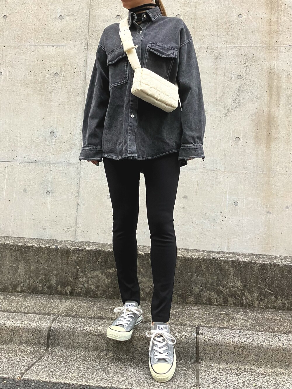 「ファッションを楽しもう、デニム、オーバーサイズ、デニムシャツ、タートルネック、レイヤードスタイル、秋服コーデ、カジュアルコーデ、ラクチンコーデ、レギンスパンツ、ストレッチパンツ、ANAP、ミニバッグ、ショルダーバッグ、スニーカーコーデ」｜「ANAPのシンプルストレッチレギンスパンツ【選べる2タイプ丈】（レギンス/スパッツ、ブラック系）」を使った、Airiさん（レディース・163cm）の秋コーディネートの1枚目の写真
