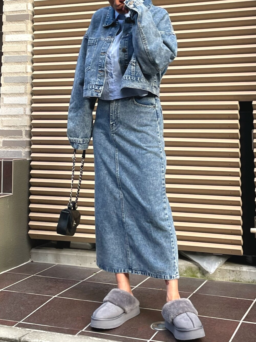 「デニム、デニムオンデニム、デニムジャケット、デニムスカート、ムートンスリッポン、ムートン、ショルダーバッグ、お出かけコーデ、セットアップ、ロングスカート、秋服まるっと大公開、秋服コーデ、オトナカジュアル、秋冬コーデ、ANAP」｜「ANAPのダメージクロップドジャケット【セットアップ対応】（デニムジャケット、ブルー系）」を使った、Airiさん（レディース・163cm）の秋コーディネートの1枚目の写真