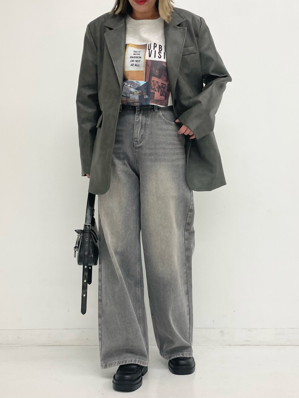 「ジャケット、ジャケットスタイル、グレー、グレーコーデ、ワントーンコーデ、大人カジュアルコーデ、大人カジュアル、大人コーデ、デニムパンツ、デニムコーデ、パンツスタイル、メンズライク、グランパコア、ANAP」｜「ANAPのウォッシュ加工ストレートデニムパンツ（デニムパンツ、ブラック系）」を使った、Airiさん（レディース・163cm）の冬コーディネートの1枚目の写真