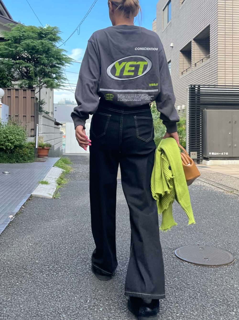 「秋服まるっと大公開、秋服、秋コーデ、ロンT、カーディガン、デニムパンツ、デニム、秋先取りコーデ、オーバーサイズ、ANAP、ライムグリーン、ハンドバッグ、大人カジュアル、カジュアルコーデ、デニムっていいよね」｜「ANAPの4パターングラフィックロングスリーブTシャツ（Tシャツ/カットソー、ブラック系）」を使った、Airiさん（レディース・163cm）の秋コーディネートの1枚目の写真