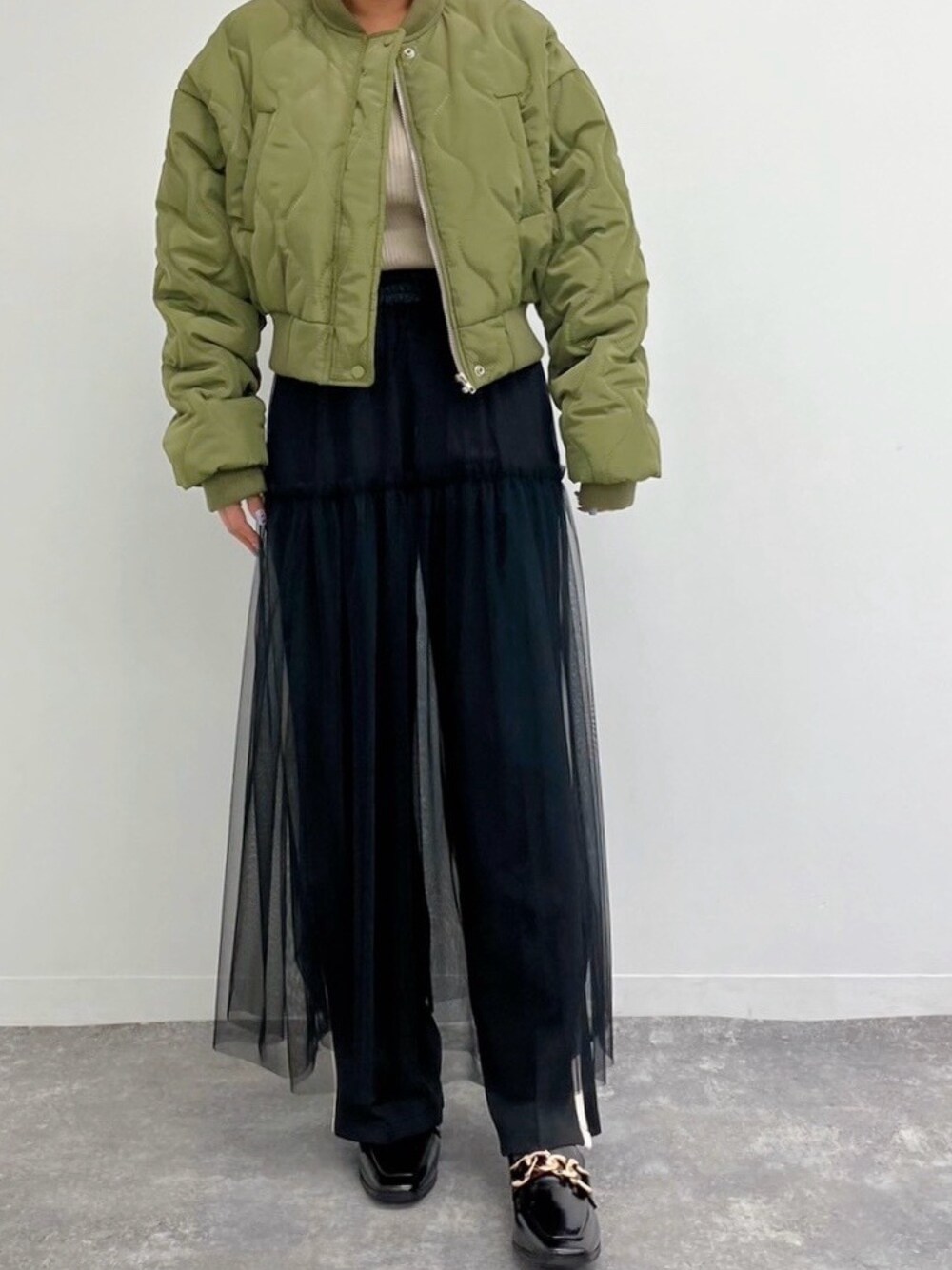 「きれいめカジュアル、冬コーデ、ストリートカジュアル、レイヤードスタイル、ローファー、クリスマスに着たい服、冬アウター、休日スタイル、オトナ女子、ANAP、ブルゾン、チュールスカート、ラインパンツ、キーネック、リブニット」｜「ANAPのキーネックリブニットトップス（ニット/セーター、ベージュ系）」を使った、Airiさん（レディース・163cm）の冬コーディネートの1枚目の写真