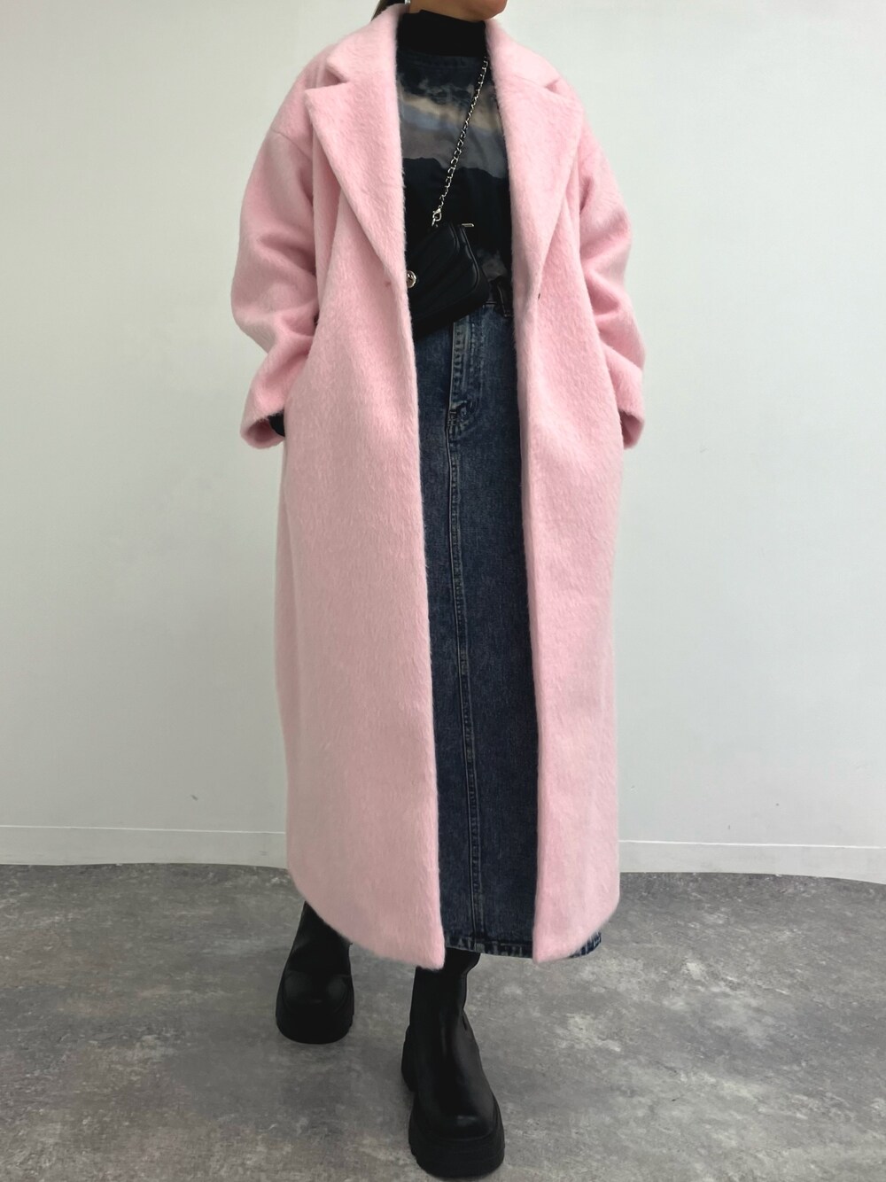 「レイヤードスタイル、ブーツ、クリスマスに着たい服、ロングコート、冬アウター、コート、デニム、ピンク、デニムスカート、ANAP、ロングブーツ、着回しコーデ、大人カジュアル、きれい目カジュアル、シアートップス」｜「ANAPのサイドゴアロングブーツ（ブーツ、ブラック系）」を使った、Airiさん（レディース・163cm）の冬コーディネートの1枚目の写真