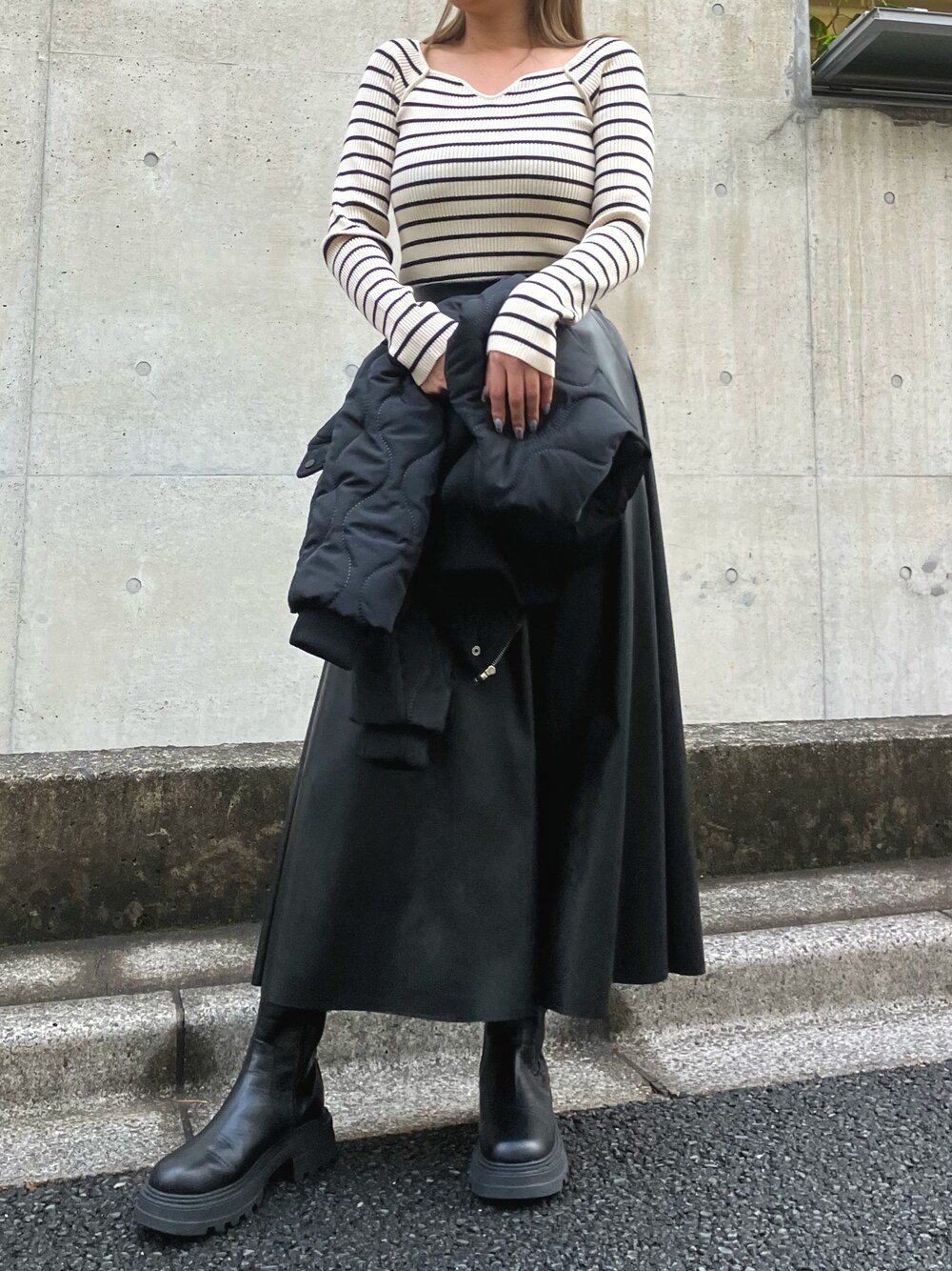 「冬アウター、休日スタイル、クリスマスに着たい服、クリスマスコーデ、きれいめカジュアル、大人カジュアル、フレアスカート、リブニット、キーネック、着回しコーデ、ANAP、ブルゾン、キルティング、ロングブーツ、大人コーデ」｜「ANAPのキーネックリブニットトップス（ニット/セーター、ホワイト系）」を使った、Airiさん（レディース・163cm）の冬コーディネートの1枚目の写真