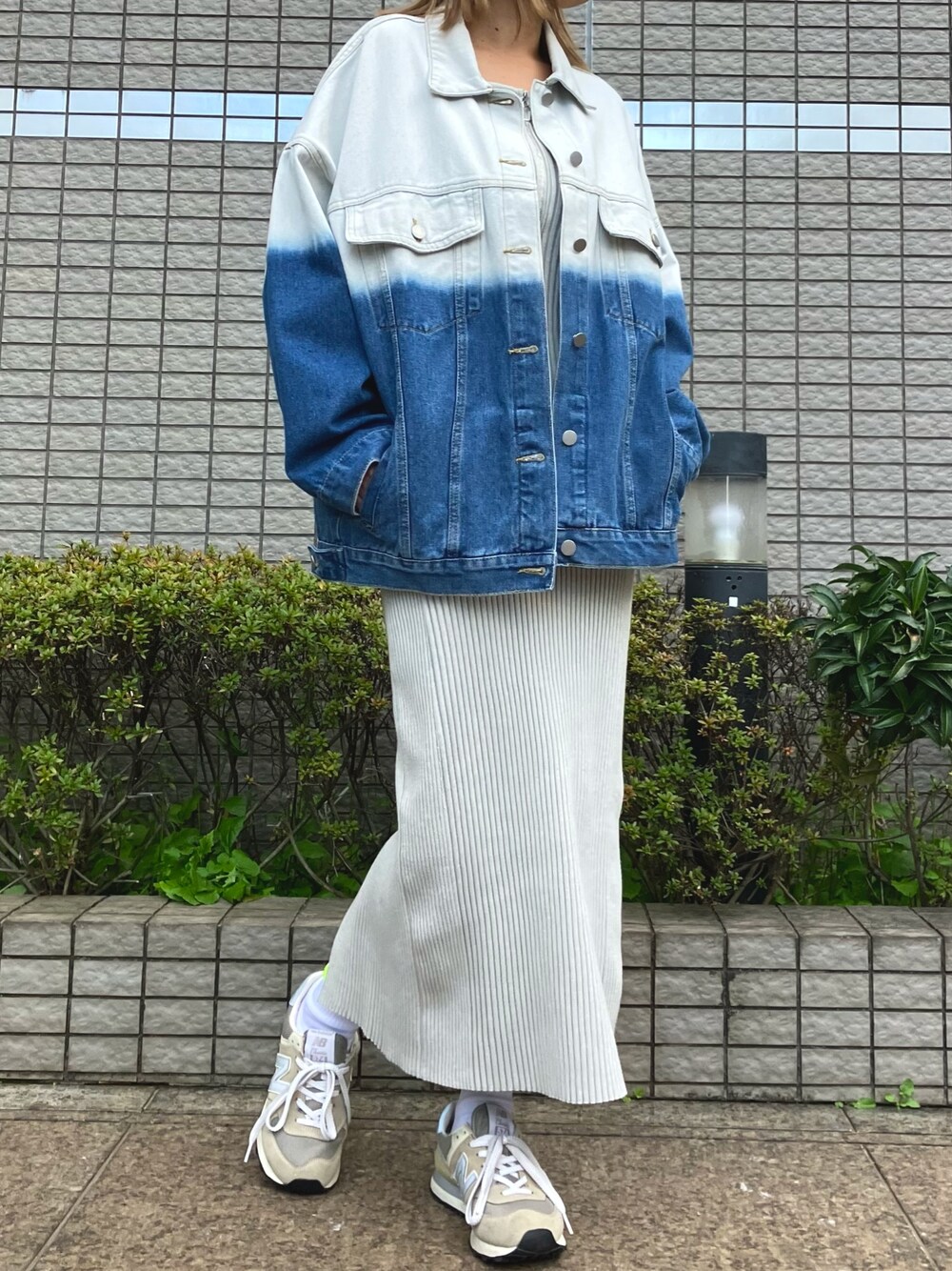 「春アウター、大人カジュアル、スニーカー、お出かけコーデ、春服コーデ、デニム、デニムジャケット、ワンピース、ワンピーススタイル、ロングワンピース、カジュアル、シンプルコーデ、スニーカーコーデ、ANAP、春コーデ」｜「ANAPのグラデーションデニムジャケット（デニムジャケット、ブルー系）」を使った、Airiさん（レディース・163cm）の春コーディネートの1枚目の写真