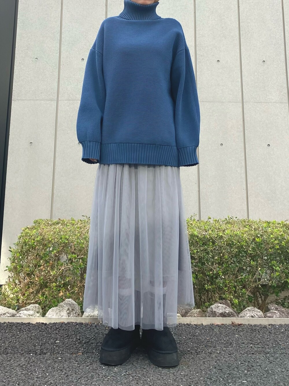 「お出かけコーデ、きれいめカジュアル、タートルネック、冬コーデ、ブーツ、休日スタイル、ニット、チュールスカート、ロングスカート、スカートスタイル、大人カジュアル、大人コーデ、ANAP、ムートンブーツ、大人可愛い」｜「ANAPの厚底ムートンブーツ（ブーツ、ブラック系）」を使った、Airiさん（レディース・163cm）の冬コーディネートの1枚目の写真