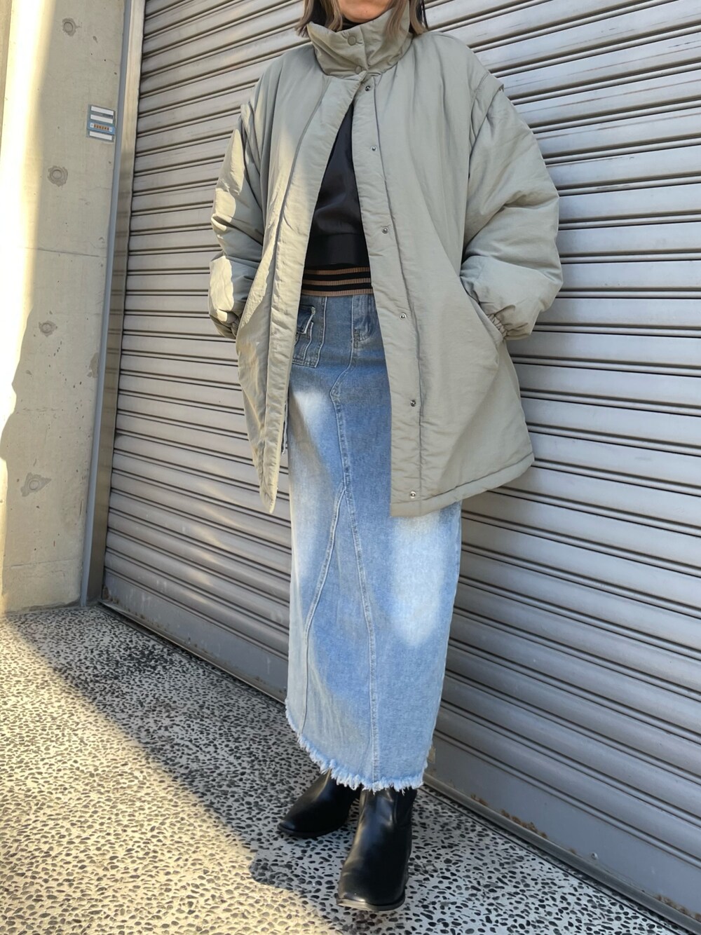 「アウター、中綿ジャケット、ロングスカート、冬コーデ、レイヤードスタイル、カジュアルコーデ、着回しコーデ、オトナ女子、冬、大人カジュアル、あったかコーデ、カーキアウター、ANAP、anapmimpi」｜「anap mimpiの袖取り外し2WAY中綿モンスターパーカー（ダウンジャケット/コート、グリーン系）」を使った、Airiさん（レディース・163cm）の冬コーディネートの1枚目の写真