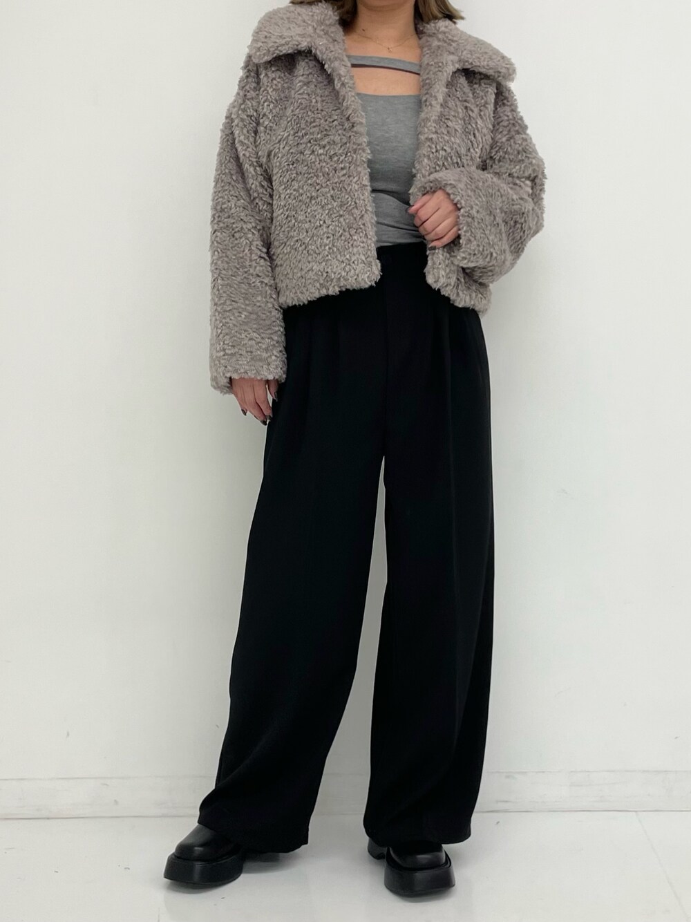 「冬アウター、おでかけコーデ、パンツスタイル、キレイめ、冬服、ファーコート、オフショル、オトナカジュアル、オトナ女子、オトナカワイイ、おとなコーデ、大人カジュアル、大人コーデ、大人女子、ANAP」｜「ANAPのセンタータックワイドスラックス（スラックス、ブラック系）」を使った、Airiさん（レディース・163cm）の冬コーディネートの1枚目の写真