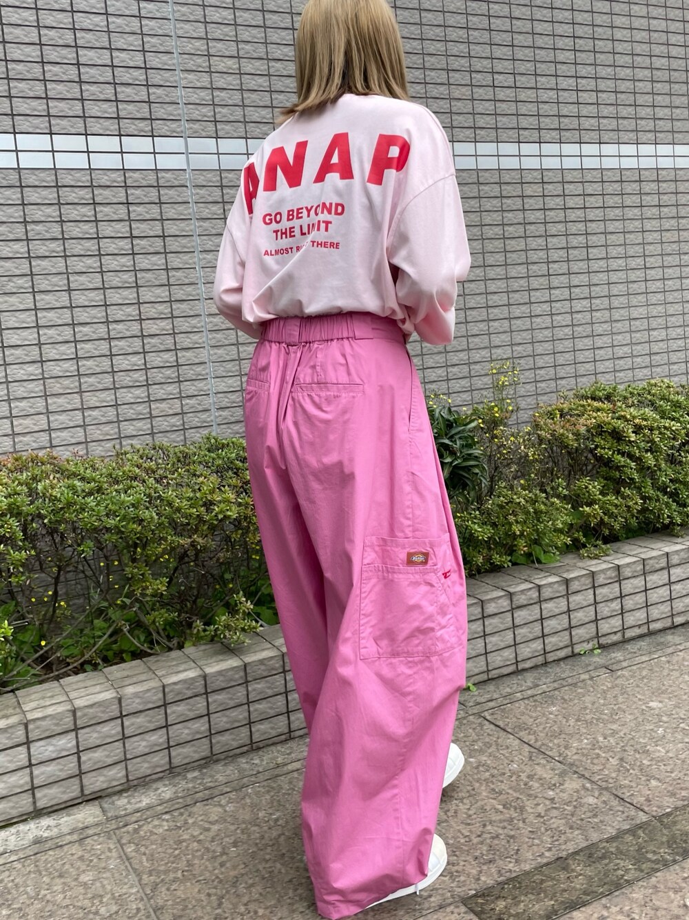 「Dickies、ANAP、パンツスタイル、カラーコーデ、プリントT、パステルカラー、お出かけコーデ、春夏コーデ、ワントーンコーデ、ピンク、ピンクコーデ、カジュアルスタイル、カジュアル、大人カジュアル」｜「DickiesのDICKIES コットンダンプサイドポケットバルーンパンツ（その他パンツ、ピンク系）」を使った、Airiさん（レディース・163cm）の春コーディネートの1枚目の写真