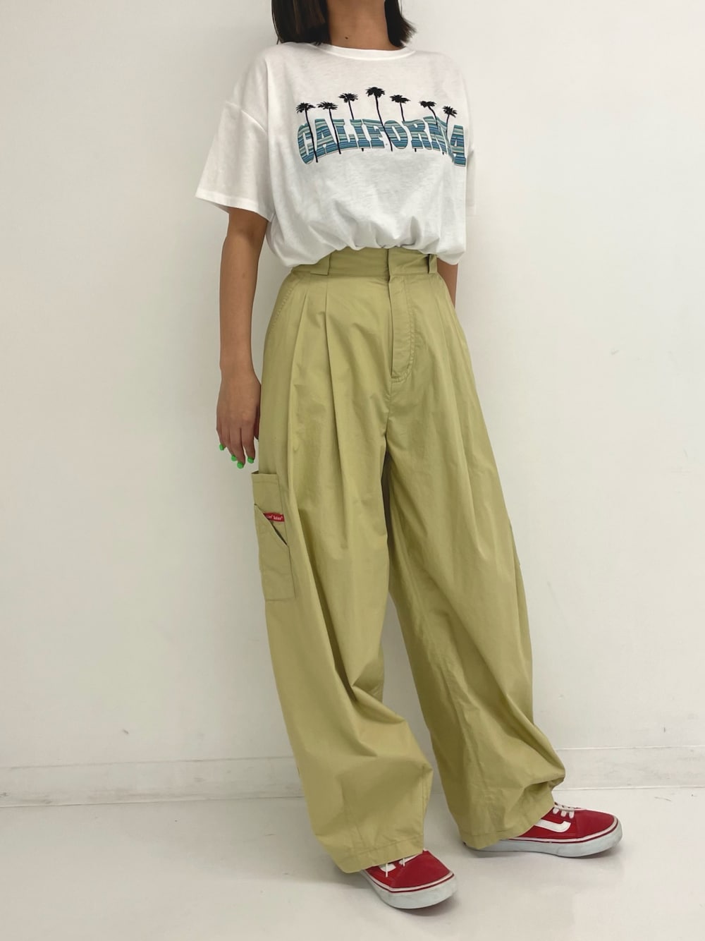 「オトナカジュアル、カジュアルコーデ、夏コーデ、休日スタイル、フェスコーデ、リラックススタイル、夏だ！Tシャツ着よう！、白Tシャツ、Tシャツ、スニーカー、スニーカーコーデ、パンツスタイル、VANS、Dickies、ANAP」｜「DickiesのDICKIES コットンダンプサイドポケットバルーンパンツ（その他パンツ、ベージュ系）」を使った、Airiさん（レディース・163cm）の夏コーディネートの1枚目の写真