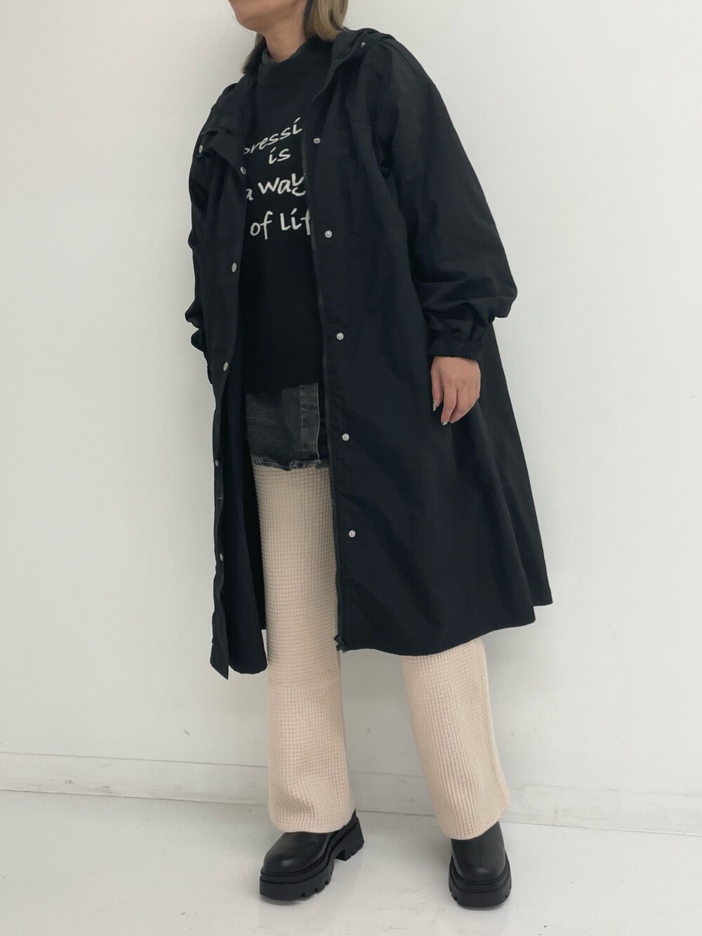 「秋コーデ、お出かけコーデ、モノトーン、ニット、秋アウター、秋のコーデ、大人コーデ、秋服コーデ、ニットコーデ、パンツスタイル、ANAP」｜「ANAPのナイロンロングコート（ナイロンジャケット、ブラック系）」を使った、Airiさん（レディース・163cm）の秋コーディネートの1枚目の写真