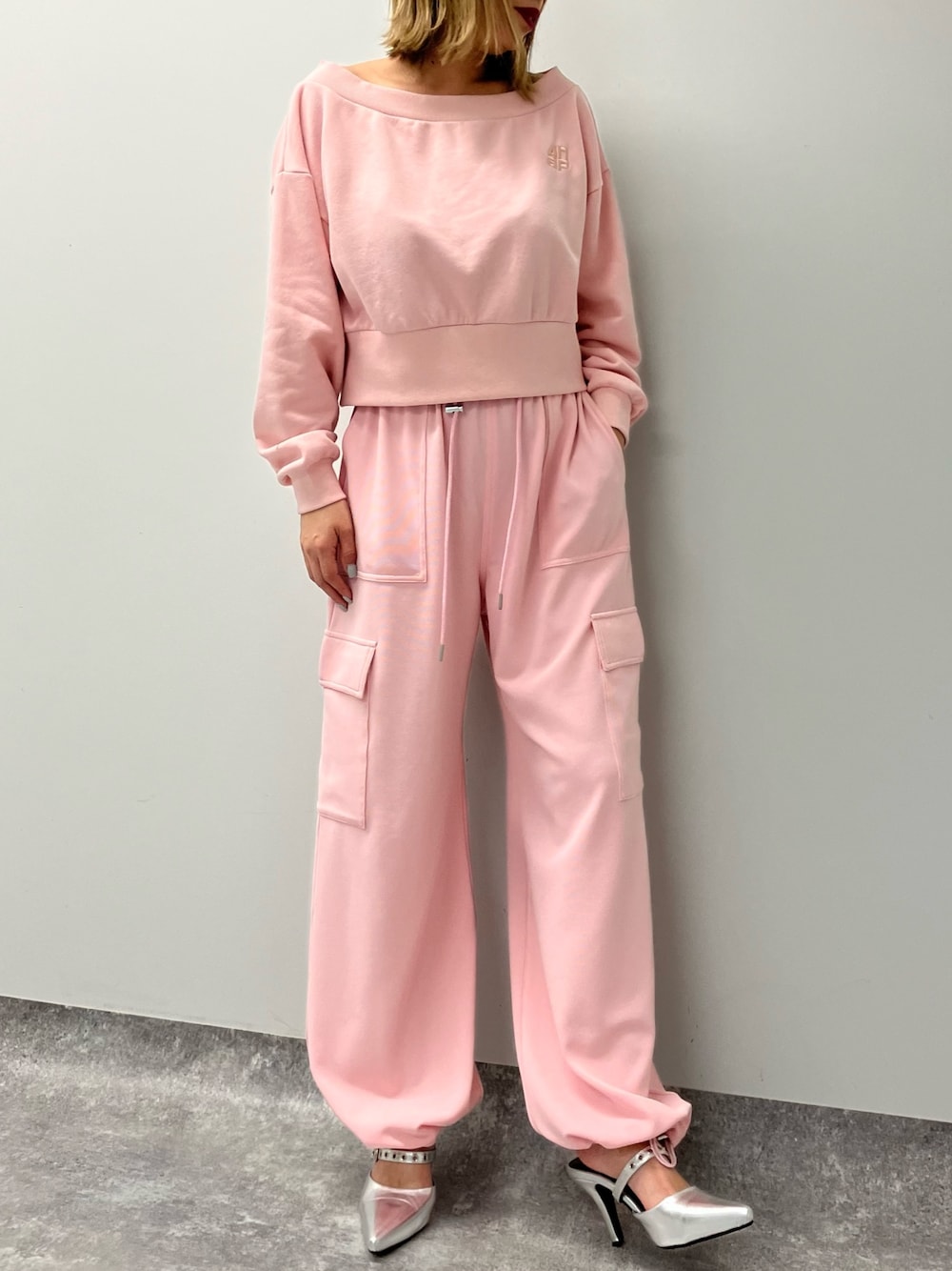 「カーゴパンツ、オフショル、ピンク、シルバー、パンプス、スウェット、春コーデ、カジュアルコーデ、パンツスタイル、ANAP、大人カジュアル、ワントーンコーデ、ピンクコーデ、シルバーシューズ、春色」｜「ANAPのAnap刺繍裏毛オフショルダープルオーバー（スウェット、ピンク系）」を使った、Airiさん（レディース・163cm）の春コーディネートの1枚目の写真