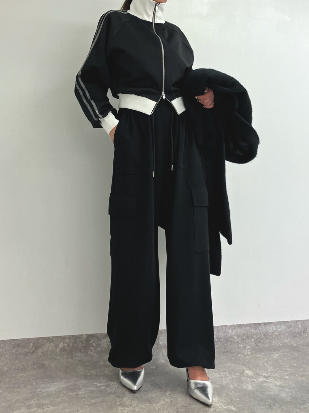 「モノトーン、モノトーンコーデ、トラックジャケット、カーゴパンツ、ブラック、シャギーコート、チェスターコート、冬コーデ、タートルネック、冬アウター、スポーツミックス、カジュアルコーデ、大人カジュアル、パンプス、ANAP」｜「ANAPの袖タックシャギーチェスターコート（チェスターコート、ブラック系）」を使った、Airiさん（レディース・163cm）の冬コーディネートの1枚目の写真