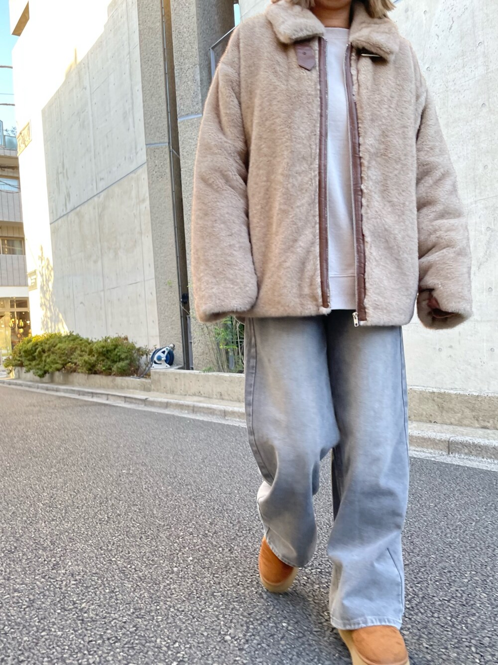 「冬コーデ、レイヤードスタイル、おでかけコーデ、カジュアルコーデ、デニムコーデ、淡色コーデ、ベージュコーデ、ファーコート、アウター、あったかコーデ、着回しコーデ、大人カジュアル、ANAP」｜「ANAPのウォッシュ加工ニットトップス（ニット/セーター、ブラウン系）」を使った、Airiさん（レディース・163cm）の冬コーディネートの1枚目の写真