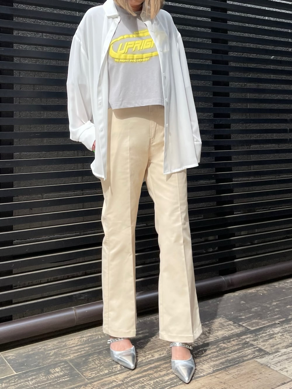 「シャツ好き集まれ、シアートップス、淡色コーデ、パンツコーデ、休日スタイル、お出かけコーデ、大人女子、オトナカジュアル、きれいめカジュアル、シアーシャツ、プリントT、Dickies、ANAP」｜「DickiesのDICKIES ストレッチツイルフレアパンツ（その他パンツ、ベージュ系）」を使った、Airiさん（レディース・163cm）の夏コーディネートの1枚目の写真