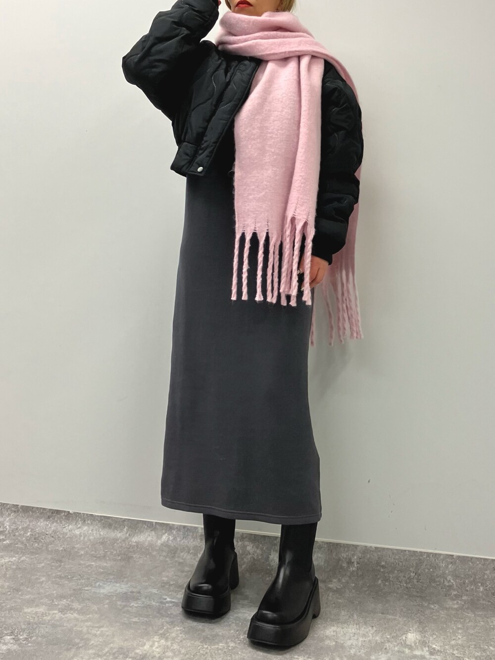 「着回しコーデ、ブルゾン、リブワンピース、リブニット、キルティング、冬アウター、シンプルコーデ、ワンピース、マフラー、ブーツ、ピンク、ピンク×ブラック、大人カジュアル、冬コーデ、大人コーデ」｜「ANAPのフリンジ大判ストール（ストール/ショール、ピンク系）」を使った、Airiさん（レディース・163cm）の冬コーディネートの1枚目の写真