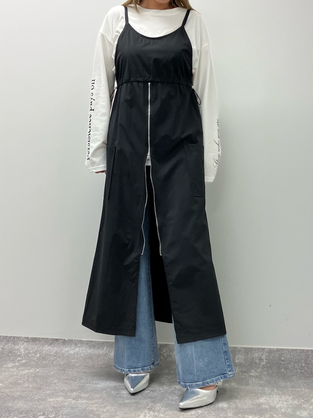 「レイヤードスタイル、ロンT、袖プリント、キャミワンピ、デニムパンツ、フレアパンツ、レイヤード、パンプス、大人カジュアル、きれいめカジュアル、大人コーデ、大人女子、お出かけコーデ、春先取り、ANAP」｜「ANAPのストレッチフレアデニムパンツ（デニムパンツ、ブルー系）」を使った、Airiさん（レディース・163cm）の冬コーディネートの1枚目の写真