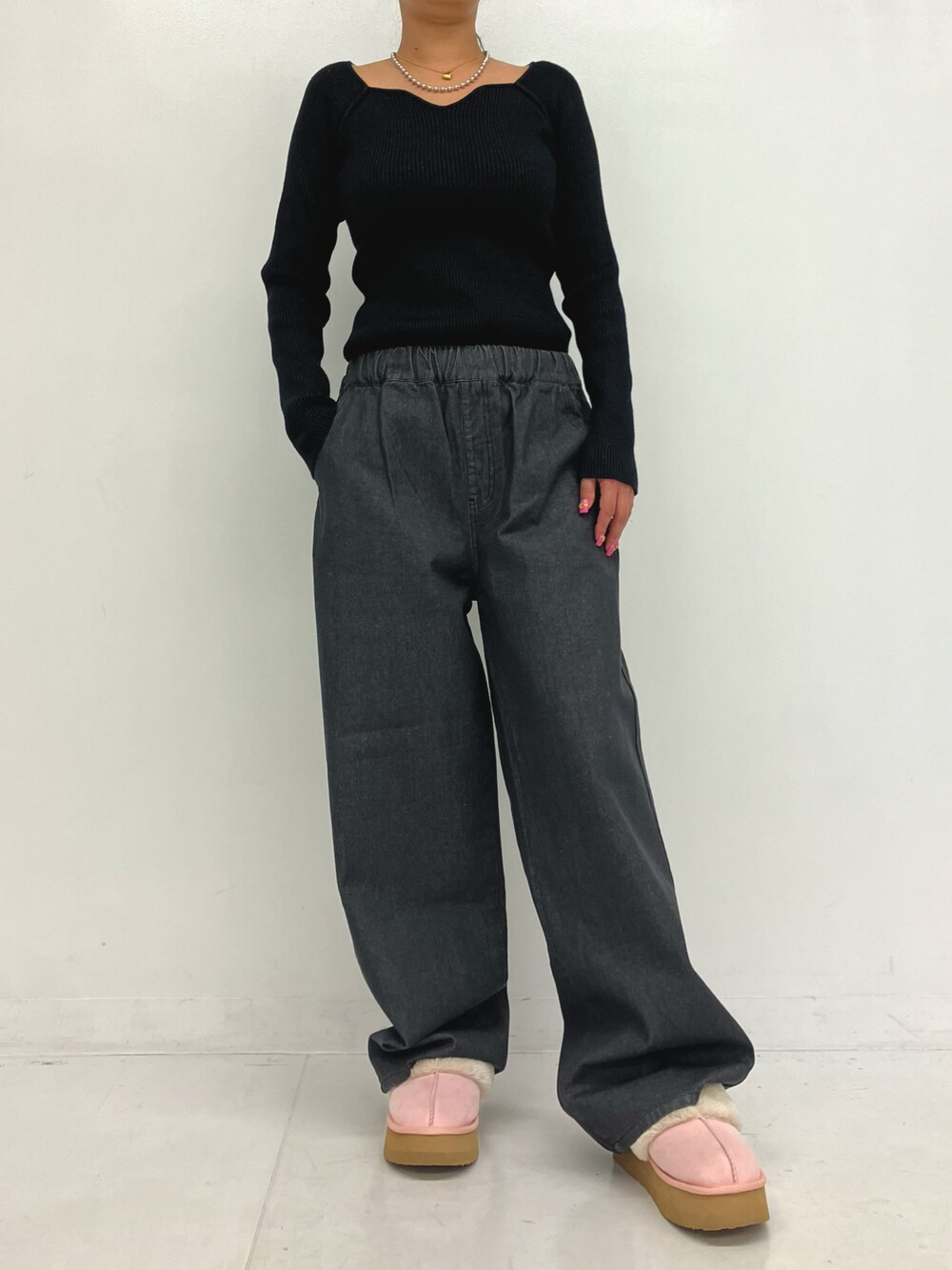 「シンプルコーデ、シンプルスタイル、キーネック、ネックレス、ムートン、スリッポン、大人カジュアル、出勤コーデ、パンツスタイル、ピンク、ANAP、秋のコーデ、カジュアルコーデ、きれいめカジュアル、ニット」｜「ANAPの厚底ムートンスリッポン（スリッポン、ピンク系）」を使った、Airiさん（レディース・163cm）の秋コーディネートの1枚目の写真