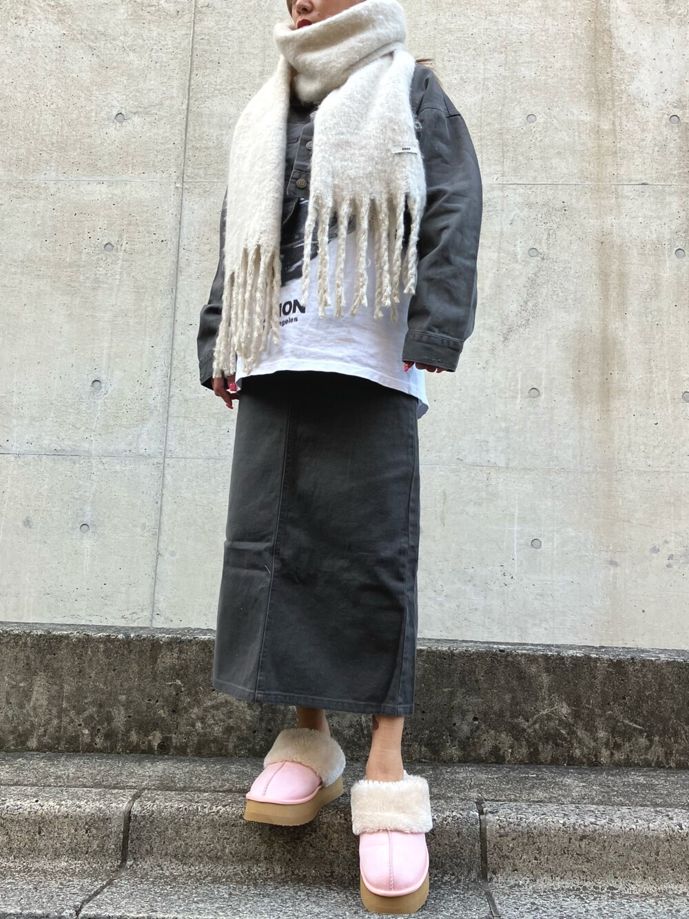 「大人カジュアル、秋冬コーデ、セットアップ、デニム、デニムジャケット、デニムスカート、デニムセットアップ、デニムオンデニム、タイトスカート、スリッポン、ムートン、ストール、ANAP、秋服、厚底シューズ」｜「ANAPのフリンジ大判ストール（ストール/ショール、ベージュ系）」を使った、Airiさん（レディース・163cm）の秋コーディネートの1枚目の写真