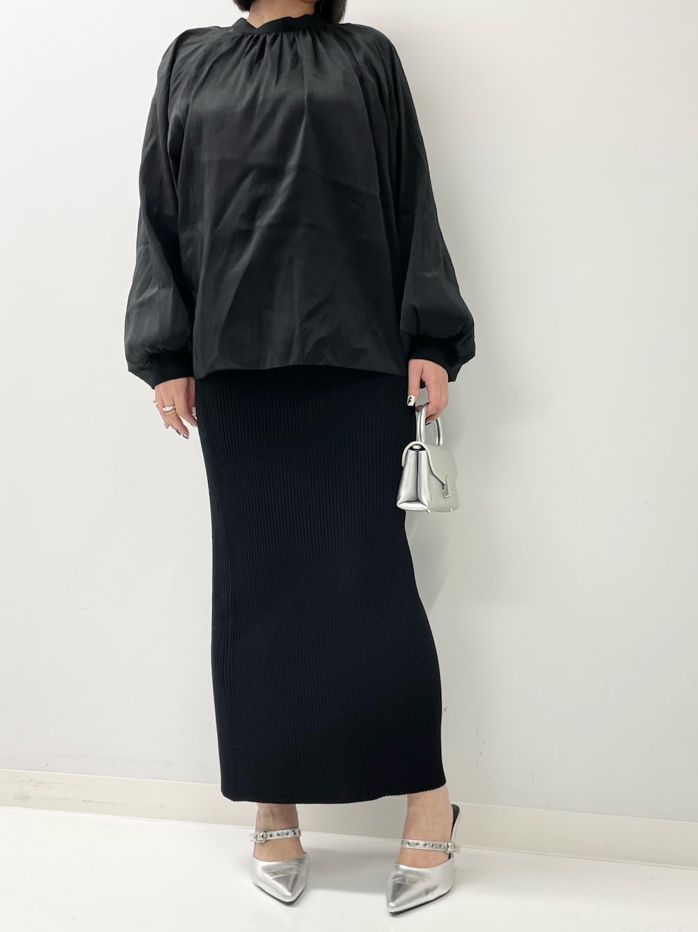 「春コーデ、シアートップス、春服、キレイめ、ワントーンコーデ、大人コーデ、大人女子、大人ファッション、オフィススタイル、おでかけコーデ、ANAP、Settimissimo」｜「Settimissimoのマット シアー レイヤード ボリュームスリーブ ブラウス（シャツ/ブラウス、ブラック系）」を使った、Airiさん（レディース・163cm）の春コーディネートの1枚目の写真