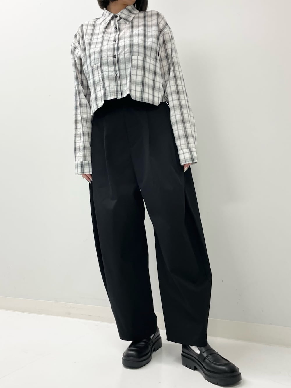 「春コーデ、オトナカジュアル、オトナ女子、休日スタイル、お出かけコーデ、モノトーンコーデ、大人コーデ、きれいめコーデ、カジュアル、シャツスタイル、パンツスタイル、メンズライク、ANAP、settimissimo」｜「Settimissimoのサイドタック コクーン ツイル パンツ（その他パンツ、ブラック系）」を使った、Airiさん（レディース・163cm）の春コーディネートの1枚目の写真