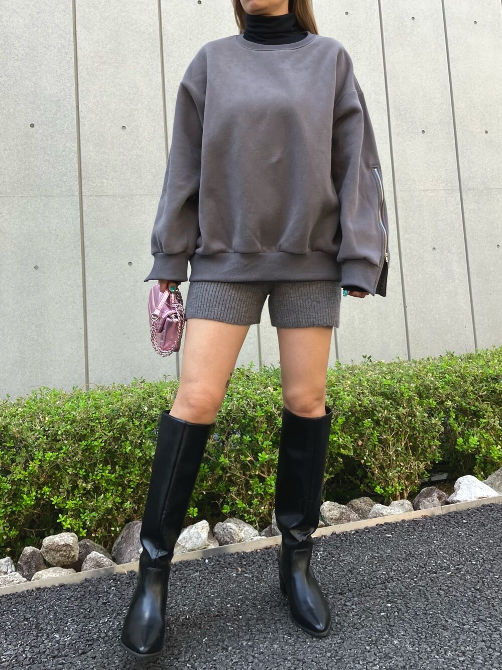 「ファッションを楽しもう、ブーツ、レイヤードスタイル、シアートップス、リブパンツ、ショートパンツ、スウェット、ロングブーツ、ミニバッグ、ショルダーバッグ、ハンドバッグ、秋コーデ、大人カジュアル、ANAP、袖ボリューム」｜「ANAPのアームジップ裏起毛スウェット トレーナー（スウェット、グレー系）」を使った、Airiさん（レディース・163cm）の秋コーディネートの1枚目の写真