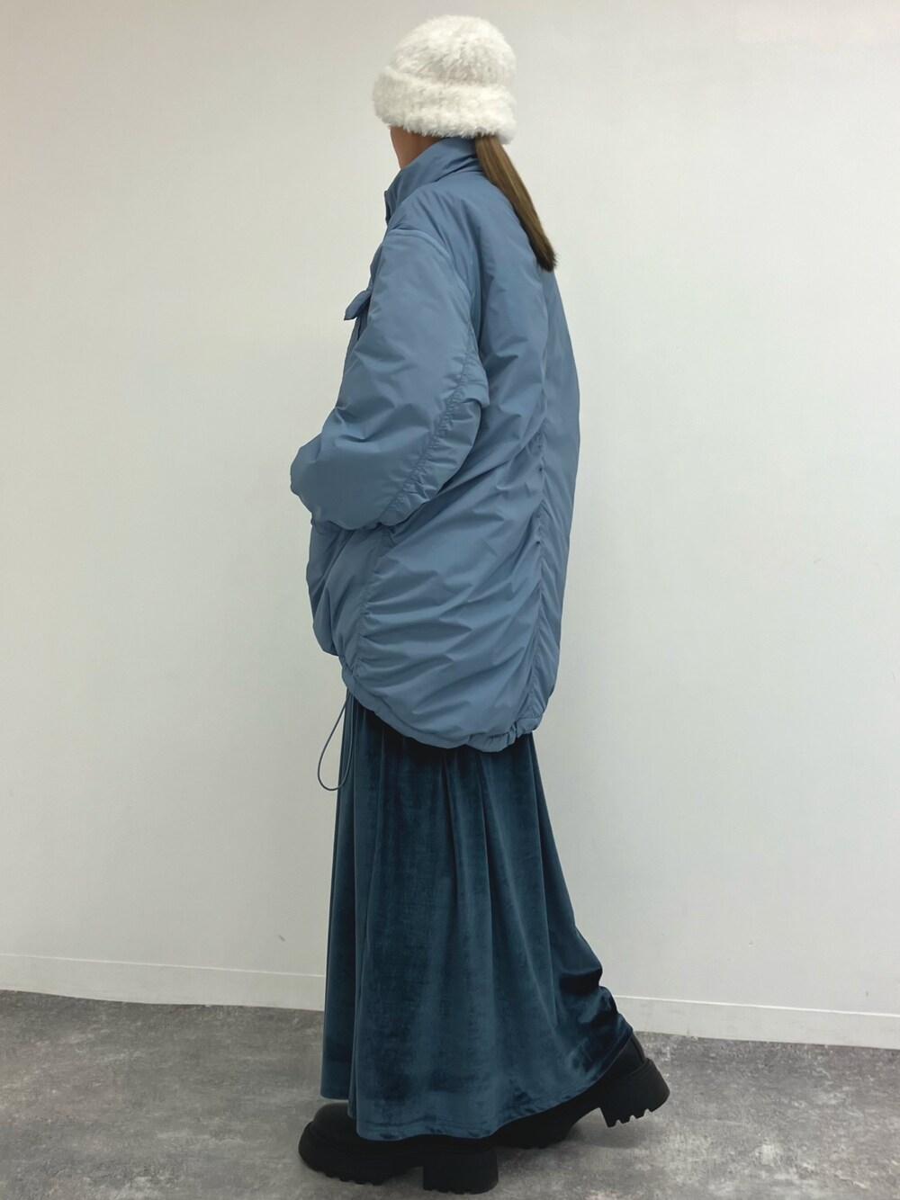 「ワンピース、冬アウター、クリスマスに着たい服、ニット帽、お出かけコーデ、ベロアワンピース、キャミワンピ、キーネック、リブニット、モンスターコート、ロングブーツ、アウター、ANAP、大人カジュアル、大人コーデ」｜「ANAPの2WAYエコクラウド中綿モンスターコート（ダウンジャケット/コート、ブルー系）」を使った、Airiさん（レディース・163cm）の冬コーディネートの1枚目の写真