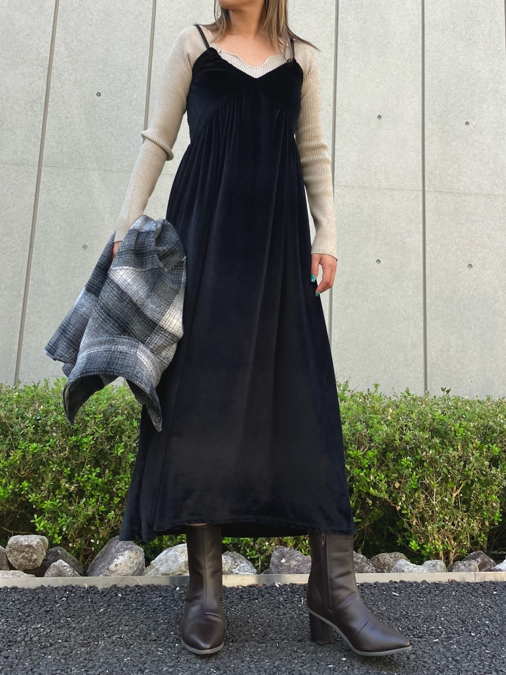 「キャミワンピ、ベロアワンピース、キーネック、リブニット、レイヤードスタイル、ファッションを楽しもう、着回しコーデ、チェックシャツ、ショートブーツ、きれいめカジュアル、大人カジュアル、シャツスタイル、ANAP、秋コーデ、ブーツ」｜「ANAPのキーネックリブニットトップス（ニット/セーター、ベージュ系）」を使った、Airiさん（レディース・163cm）の秋コーディネートの1枚目の写真