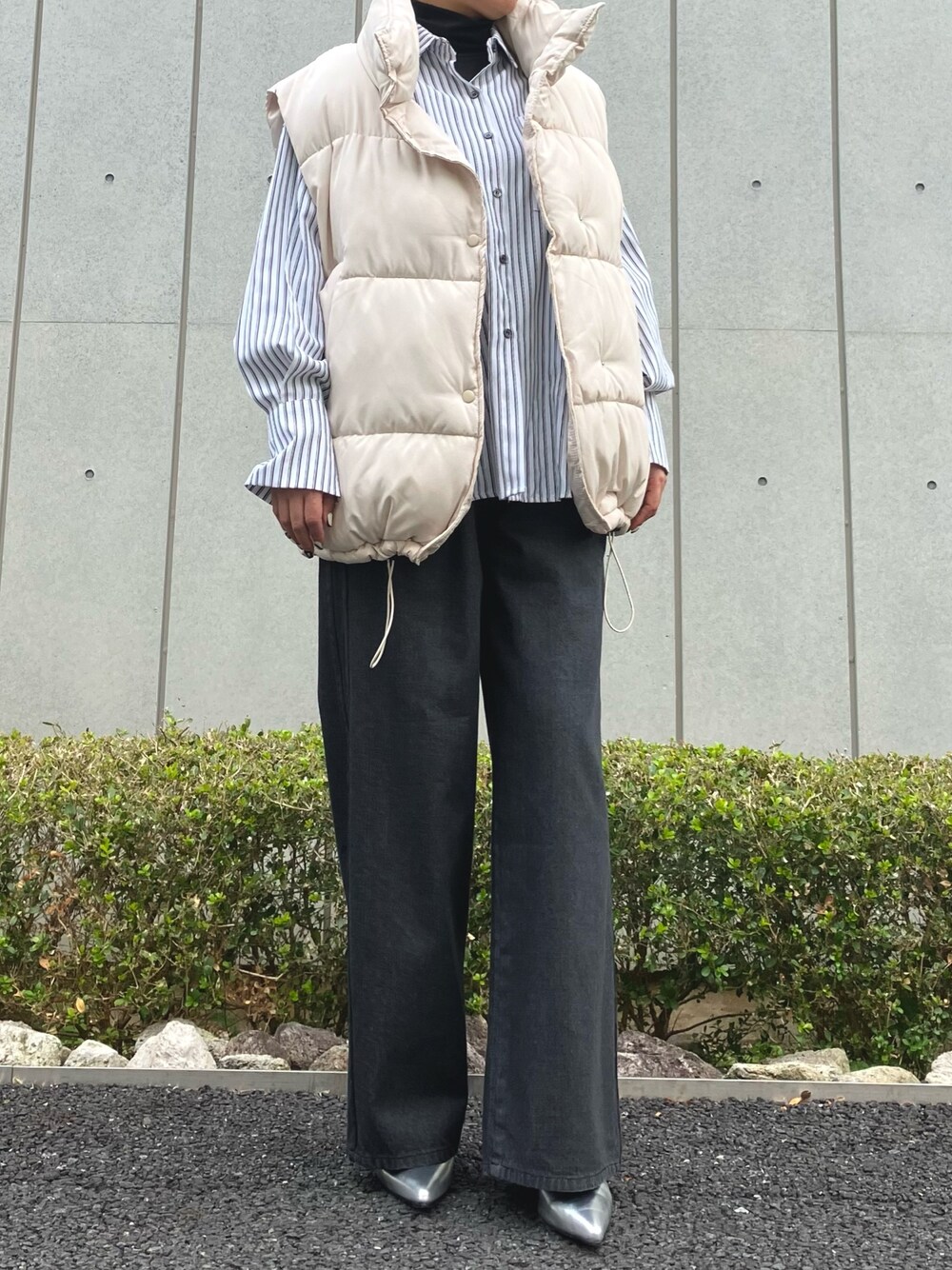 「タートルネック、レイヤードスタイル、オトナカジュアル、パンツスタイル、ダウンベスト、シャツスタイル、デニムパンツ、パンプス、大人カジュアル、大人コーデ、ANAP、きれいめカジュアル、シアートップス、ストライプシャツ、オフィスカジュアル」｜「ANAPのフェイクダウンオーバーベスト（ダウンベスト、ホワイト系）」を使った、Airiさん（レディース・163cm）の冬コーディネートの1枚目の写真