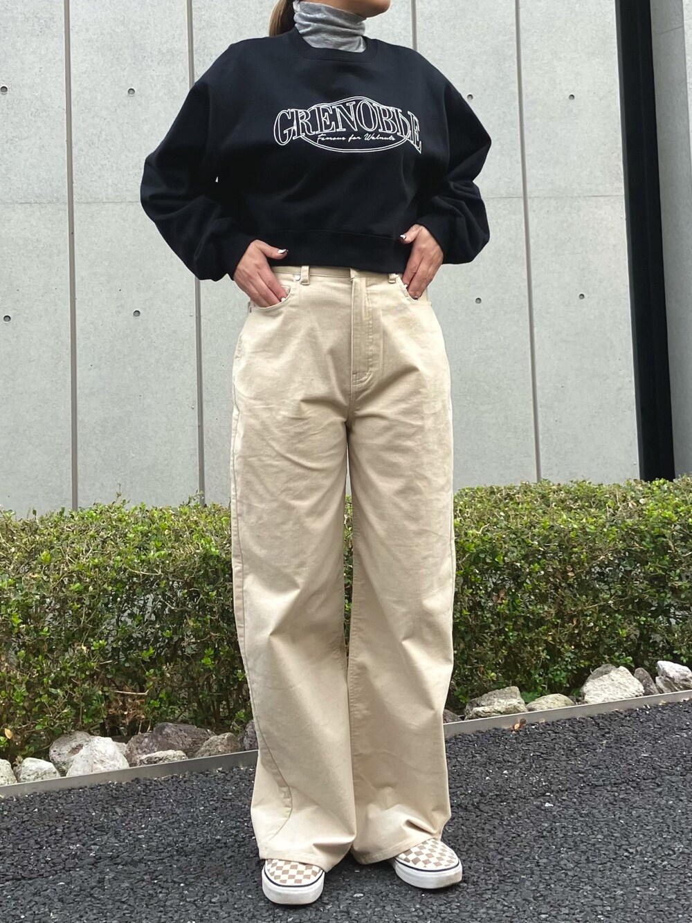 「タートルネック、レイヤードスタイル、コーデュロイ、シアートップス、スウェットパンツ、クロップドトップス、大人カジュアル、カジュアルコーデ、大人コーデ、ANAP、パンツスタイル、スニーカー、シンプルコーデ、お出かけコーデ、冬コーデ」｜「ANAPのコーデュロイストレートパンツ（その他パンツ、ホワイト系）」を使った、Airiさん（レディース・163cm）の冬コーディネートの1枚目の写真