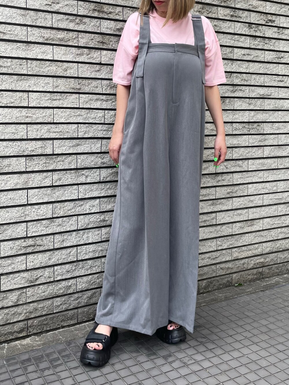 「夏コーデ、夏だ！Tシャツ着よう！、大人可愛い、ゆるコーデ、パンツコーデ、休日スタイル、大人女子、Tシャツコーデ、きれいめカジュアル、サロペット、オールインワン、ピンクコーデ、ANAP」｜「ANAPのベルトデザインワイドサロペット（サロペット/オーバーオール、グレー系）」を使った、Airiさん（レディース・163cm）の夏コーディネートの1枚目の写真