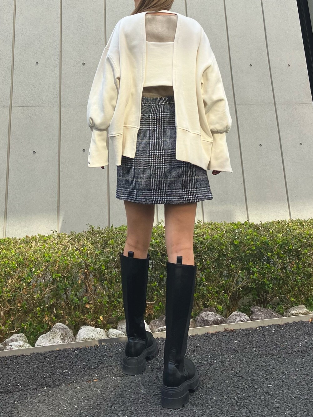 「きれいめカジュアル、ブーツ、チェック、スウェット、お出かけコーデ、キーネック、リブニット、ミニスカート、ロングブーツ、ANAP、大人カジュアル、大人コーデ、大人女子、冬コーデ、カジュアルガーリー」｜「ANAPのサイドゴアロングブーツ（ブーツ、ブラック系）」を使った、Airiさん（レディース・163cm）の冬コーディネートの1枚目の写真