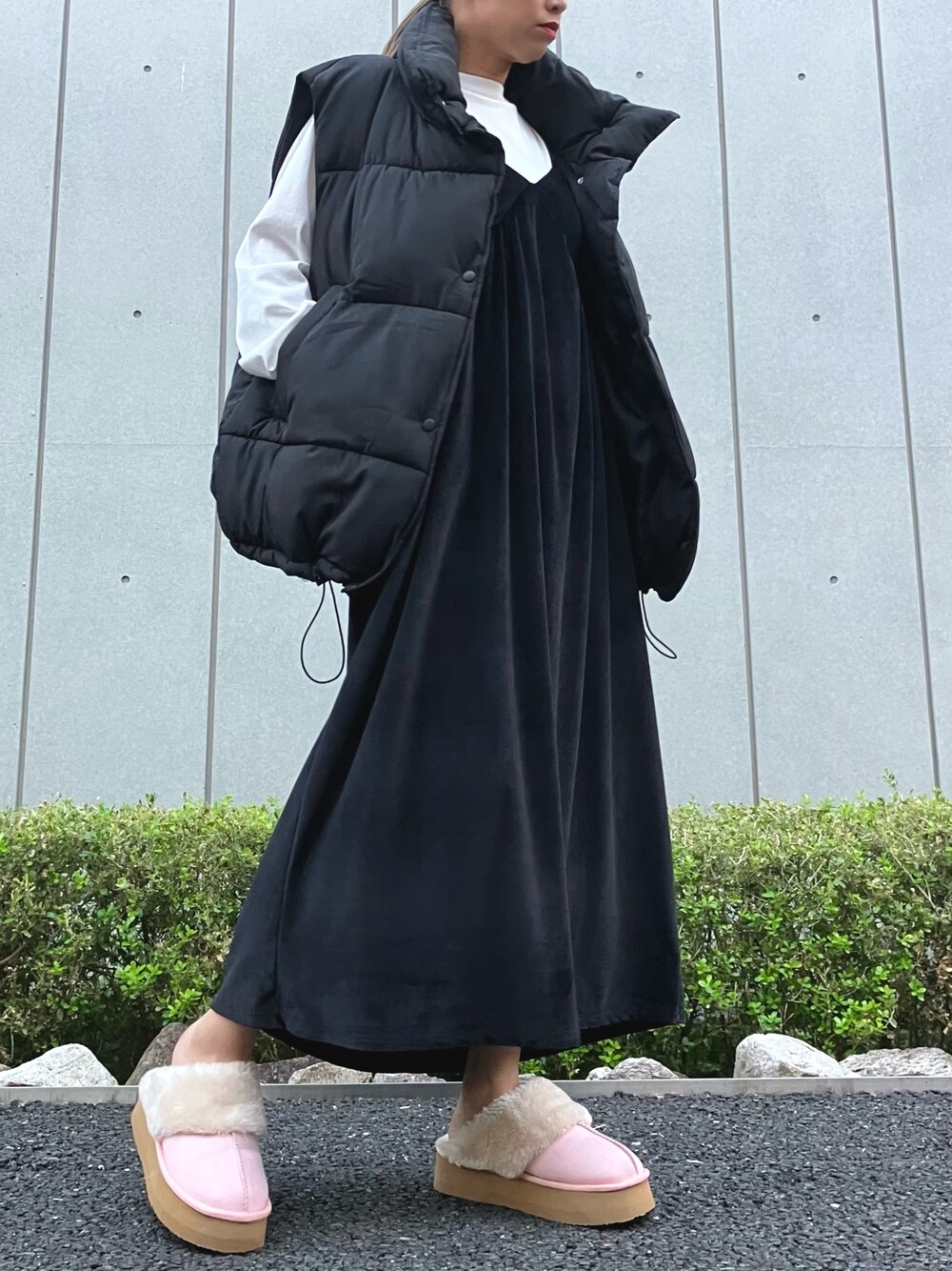 「ビッグシルエット、ダウンベスト、キャミワンピ、ベロアワンピース、ベロア、ムートン、スリッポン、ロンT、フレアワンピース、ANAP、大人カジュアル、ストリートMIX、ロングワンピース、重ね着ベストシーズン、秋コーデ」｜「ANAPのフェイクダウンオーバーベスト（ダウンベスト、ブラック系）」を使った、Airiさん（レディース・163cm）の秋コーディネートの1枚目の写真