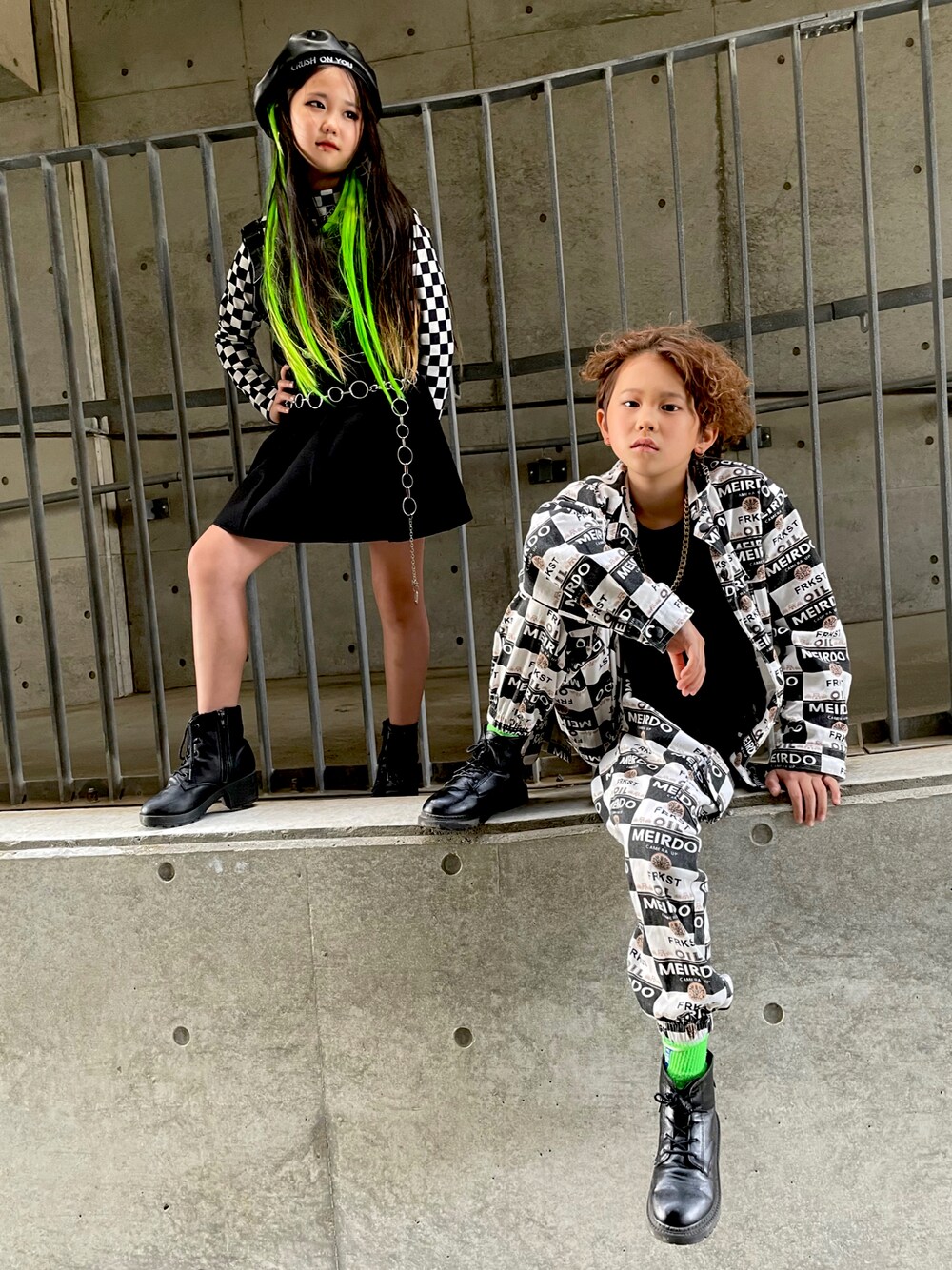 「キッズコーデ、キッズファッション、リンクコーデ、男の子、9歳、女の子、7歳、兄妹コーデ、チェッカー柄、ネオングリーン」｜「西松屋のアイテム（スカート、ブラック系）」を使った、H.M.さん（キッズ・130cm）の秋コーディネートの1枚目の写真