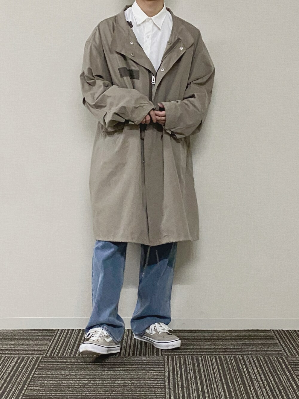 ベージュ系のその他アウター、ホワイト系のシャツ/ブラウス、ブルー系のデニムパンツを着用したメンズの春コーディネートの1枚目の写真