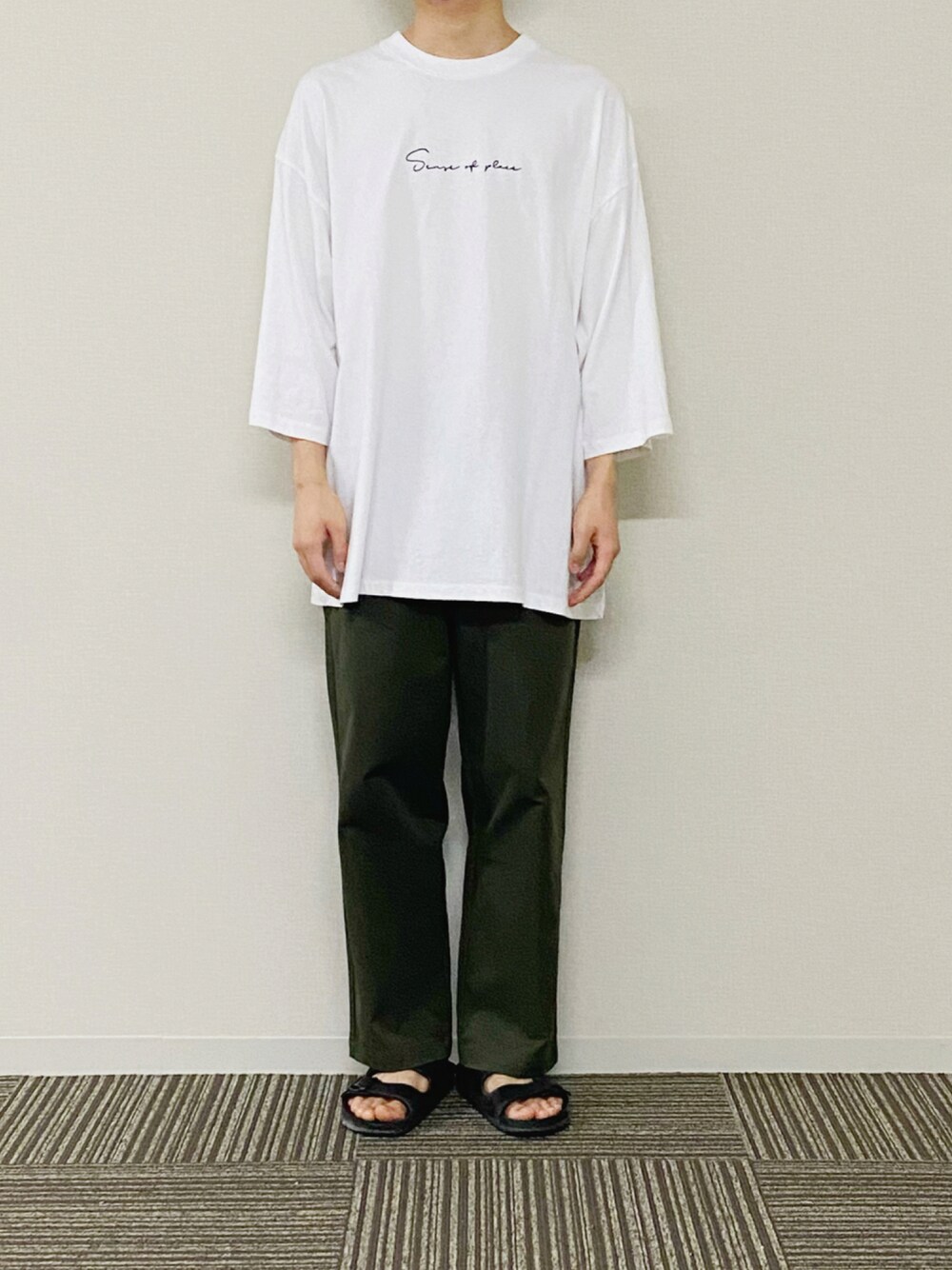 ホワイト系のTシャツ/カットソー、ブラック系のサンダル、その他のその他を着用したメンズの夏コーディネートの1枚目の写真