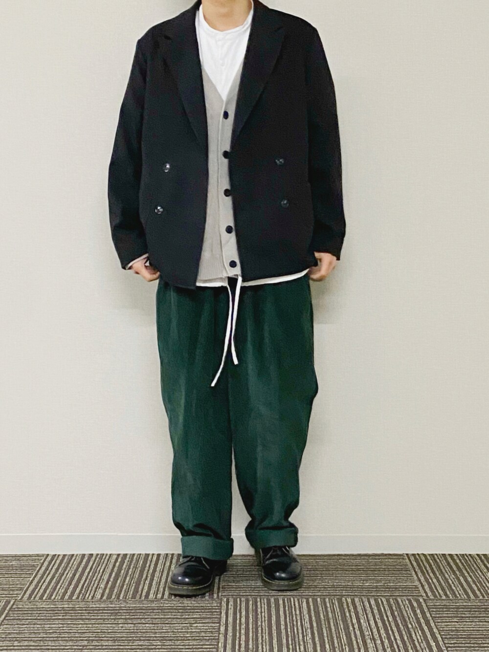 「カーディガン、コーデュロイ、シンプル、Dr.Martens、レイヤードスタイル、休日スタイル、プチプラ、ラフ、きれいめカジュアル、ゆるコーデ、未来のWEARISTAプロジェクト」｜「remerのloose basic double tailored jacket (セットアップ対応) / ルーズベーシックダブルテーラードジャケット（テーラードジャケット、ブラック系）」を使った、UNOさん（メンズ・172cm）の冬コーディネートの1枚目の写真