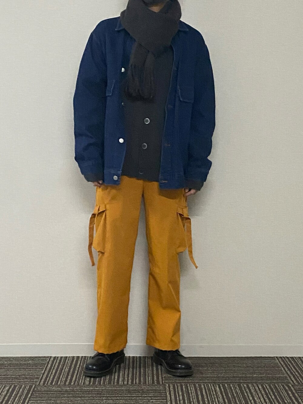 「シンプルコーデ、オーバーサイズ、カーゴパンツ、デニムジャケット、大人カジュアル、休日スタイル、ラフ、ゆるコーデ、マフラー、プチプラ」｜「epnokのB I G デニムジャケット（テーラードジャケット、ブルー系）」を使った、UNOさん（メンズ・172cm）の冬コーディネートの1枚目の写真