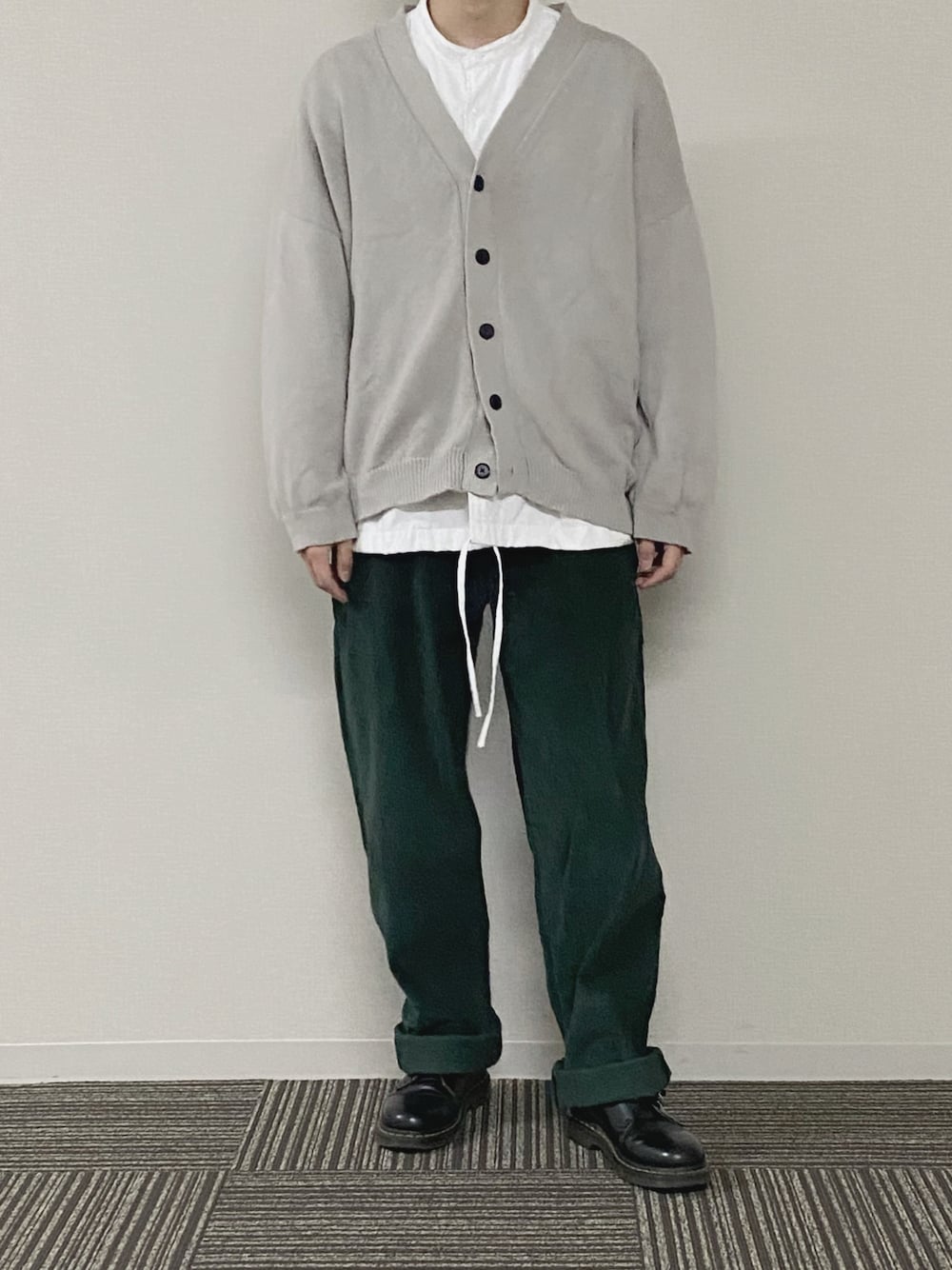 ベージュ系のカーディガン/ボレロ、ホワイト系のジャケット/アウター、その他のその他パンツを着用したメンズの春コーディネートの1枚目の写真