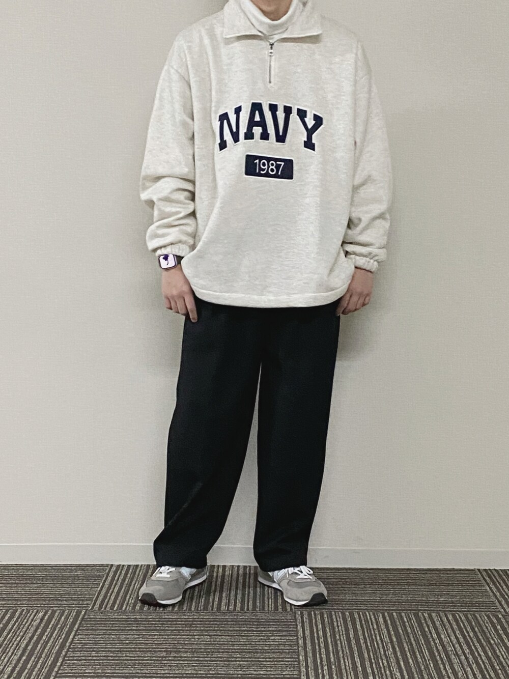 ホワイト系のその他トップス、ベージュ系のスウェット、ブラック系のその他パンツを着用したメンズの春コーディネートの1枚目の写真