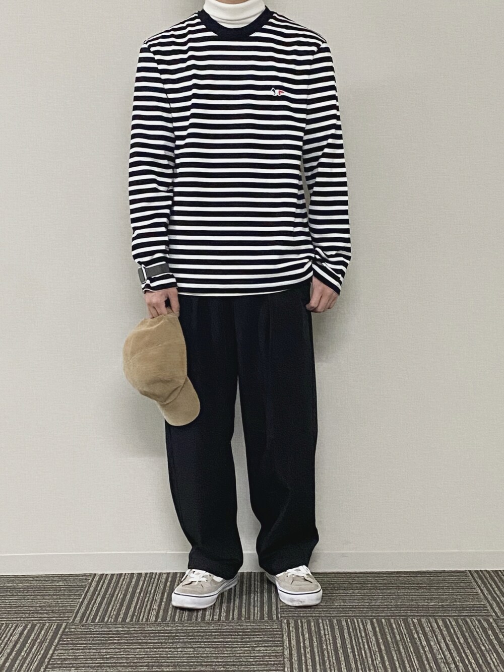 ブルー系のTシャツ/カットソー、ホワイト系のニット/セーター、ブラック系のその他パンツを着用したメンズの春コーディネートの1枚目の写真